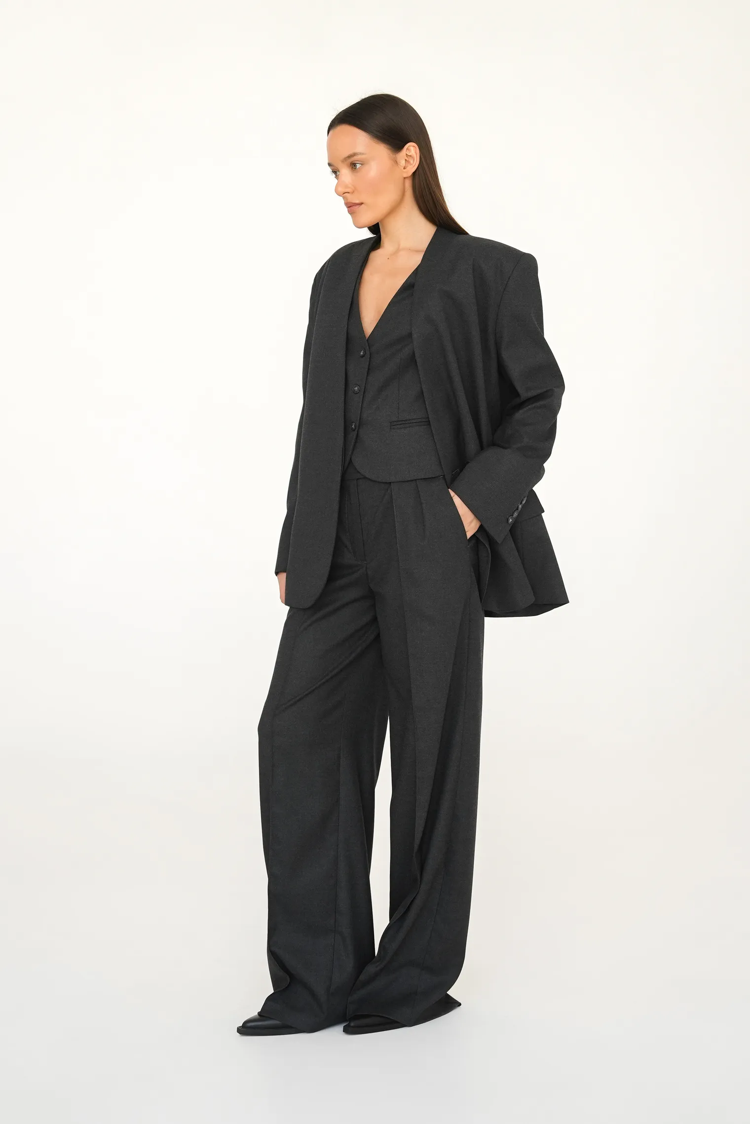 Брюки прямого кроя со стрелками графитового цвета фото 11