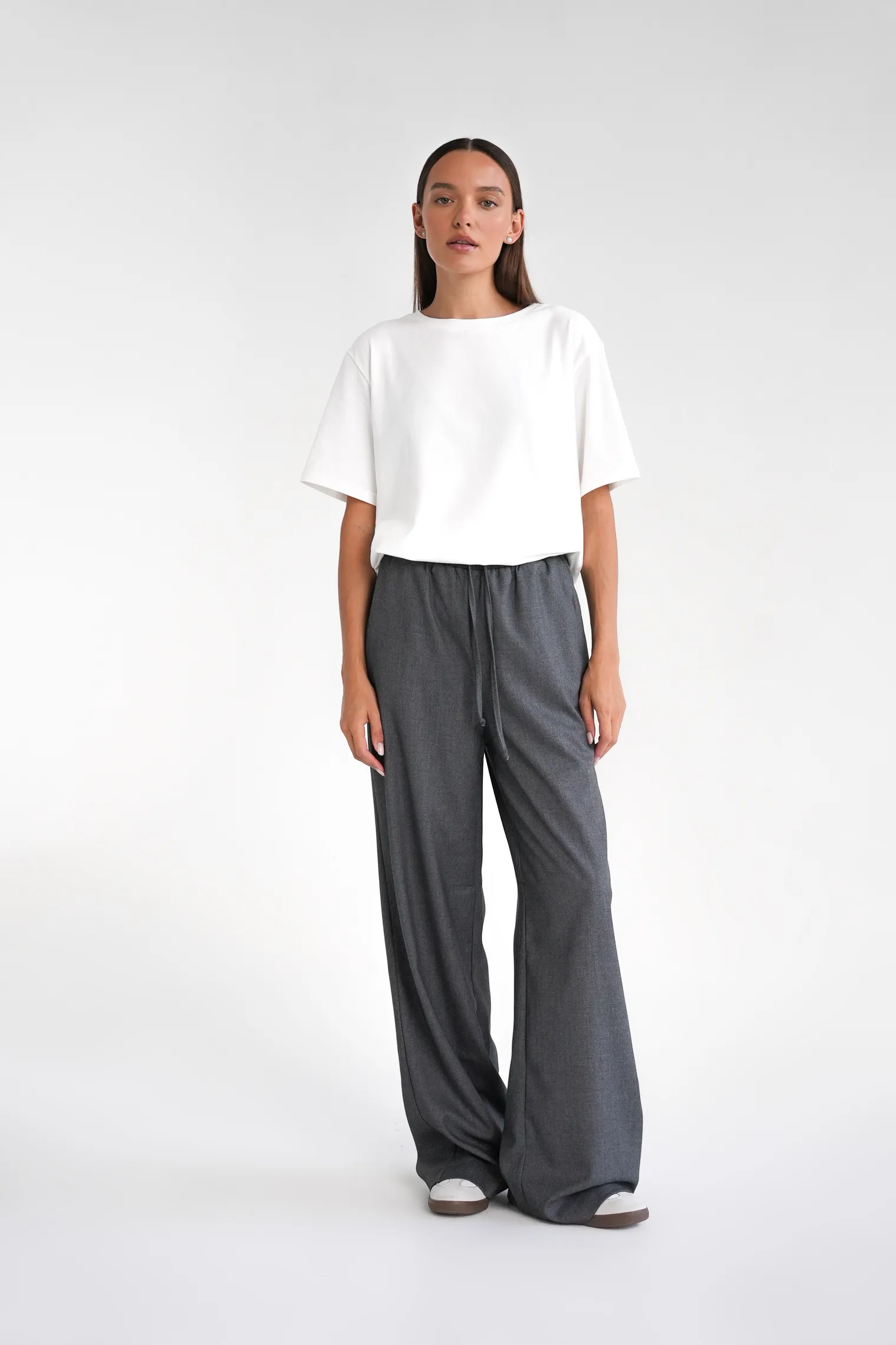 Брюки прямого кроя с карманами графитового цвета фото 1