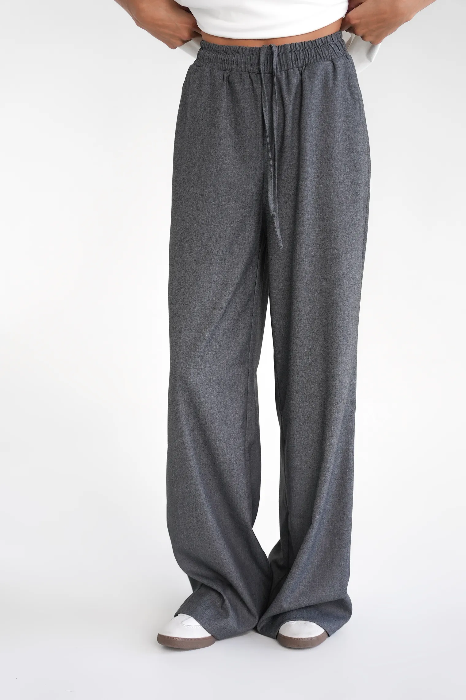 Брюки прямого кроя с карманами графитового цвета фото 3