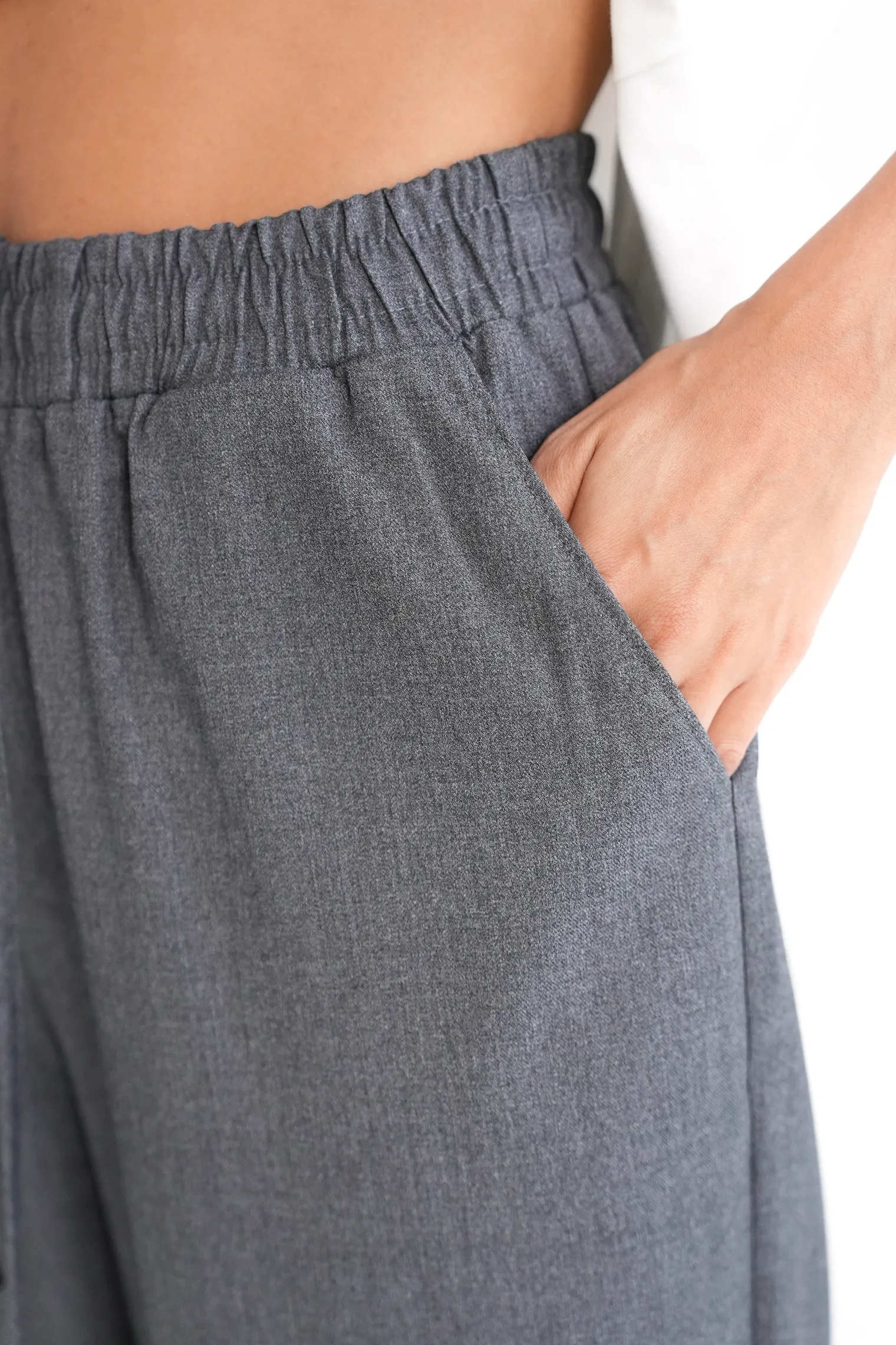 Брюки прямого кроя с карманами графитового цвета фото 2