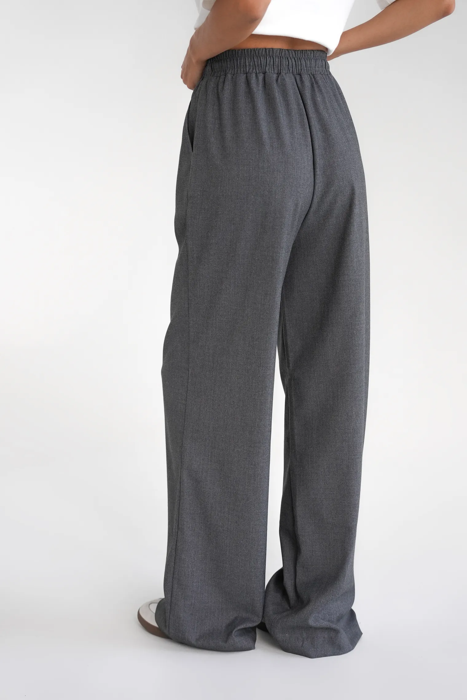 Брюки прямого кроя с карманами графитового цвета фото 4