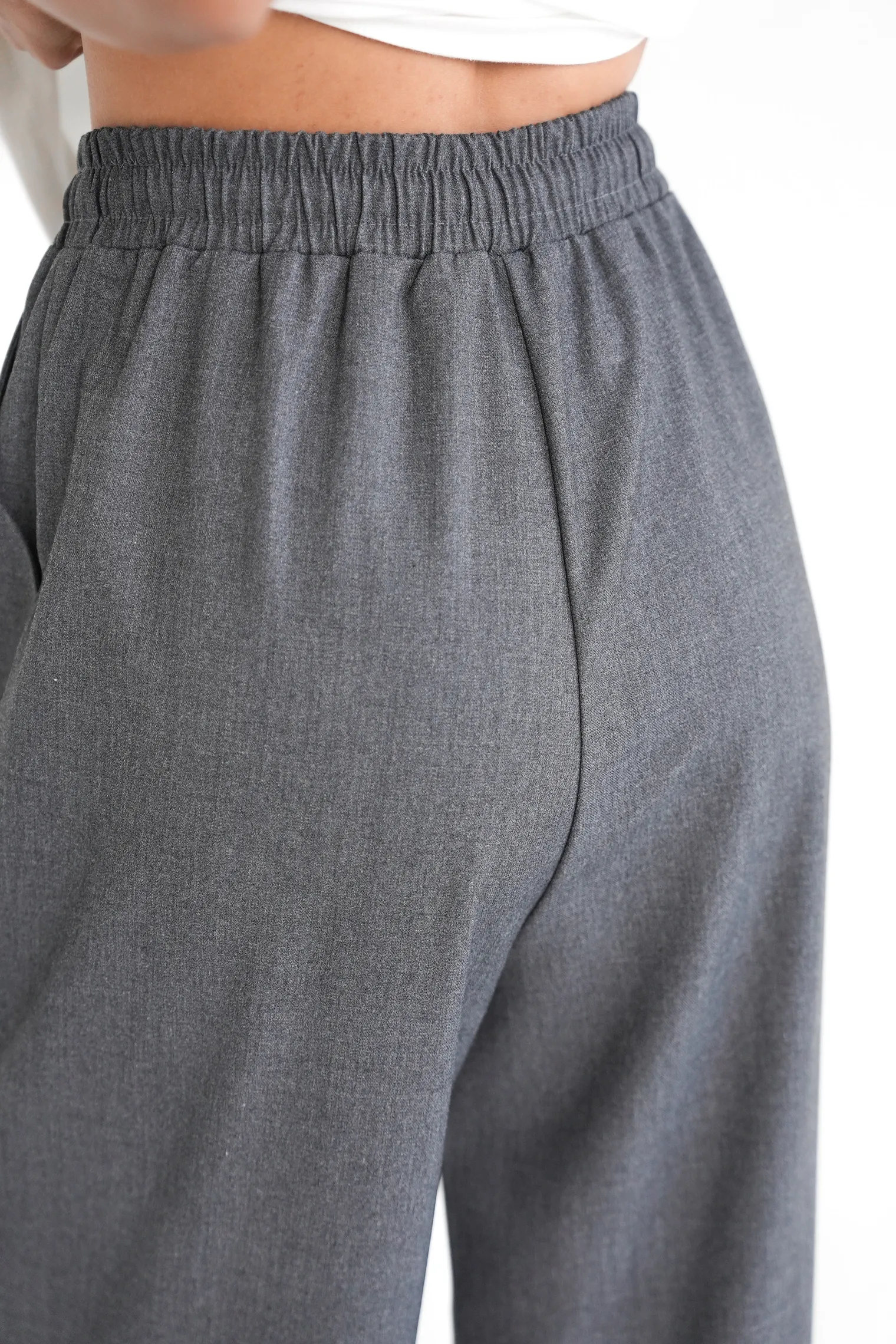 Брюки прямого кроя с карманами графитового цвета фото 7