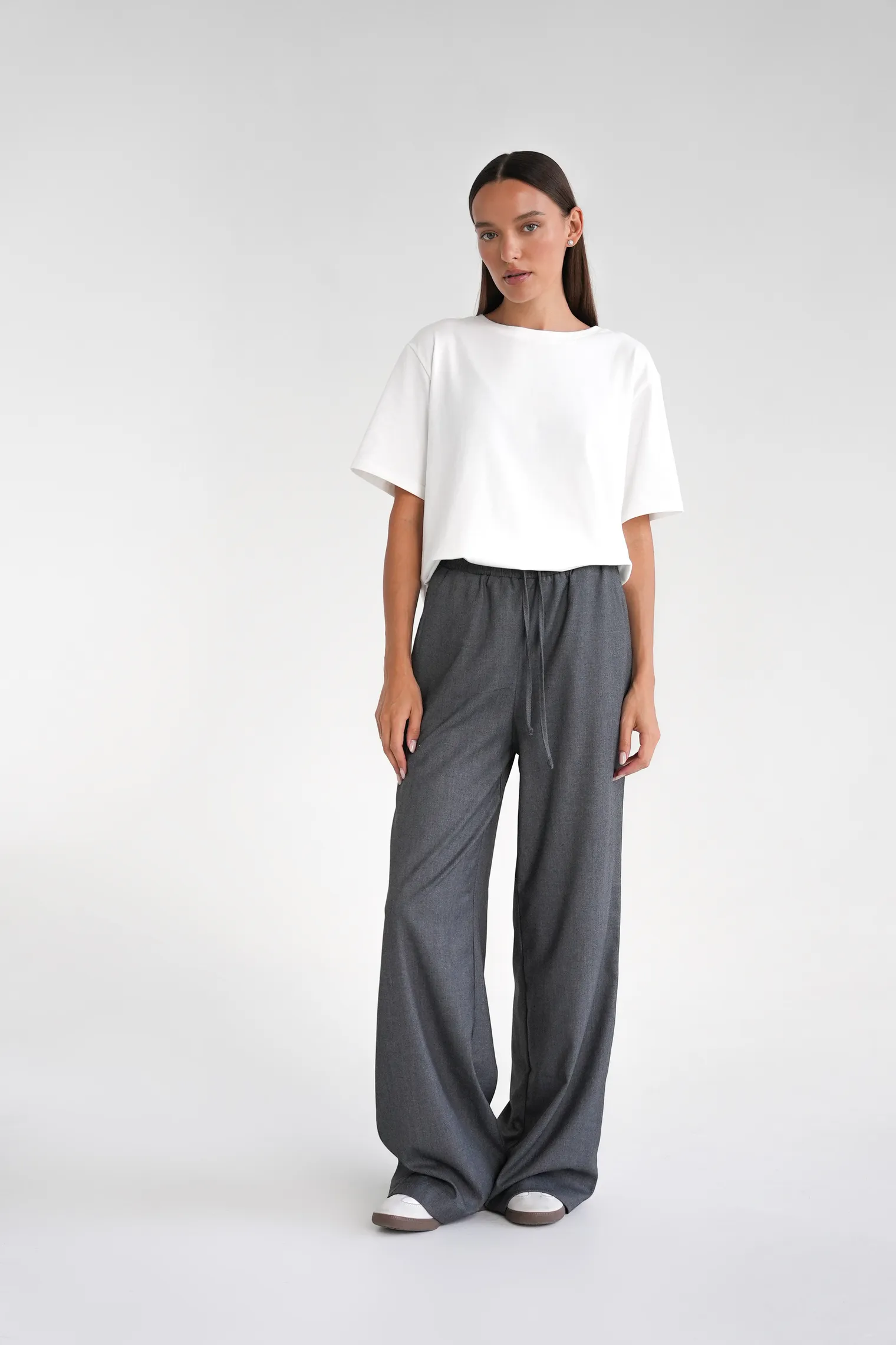 Брюки прямого кроя с карманами графитового цвета фото 6