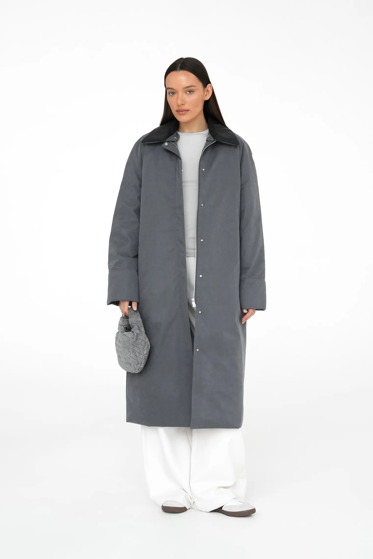 Утеплённый плащ прямого кроя графитового цвета фото 5