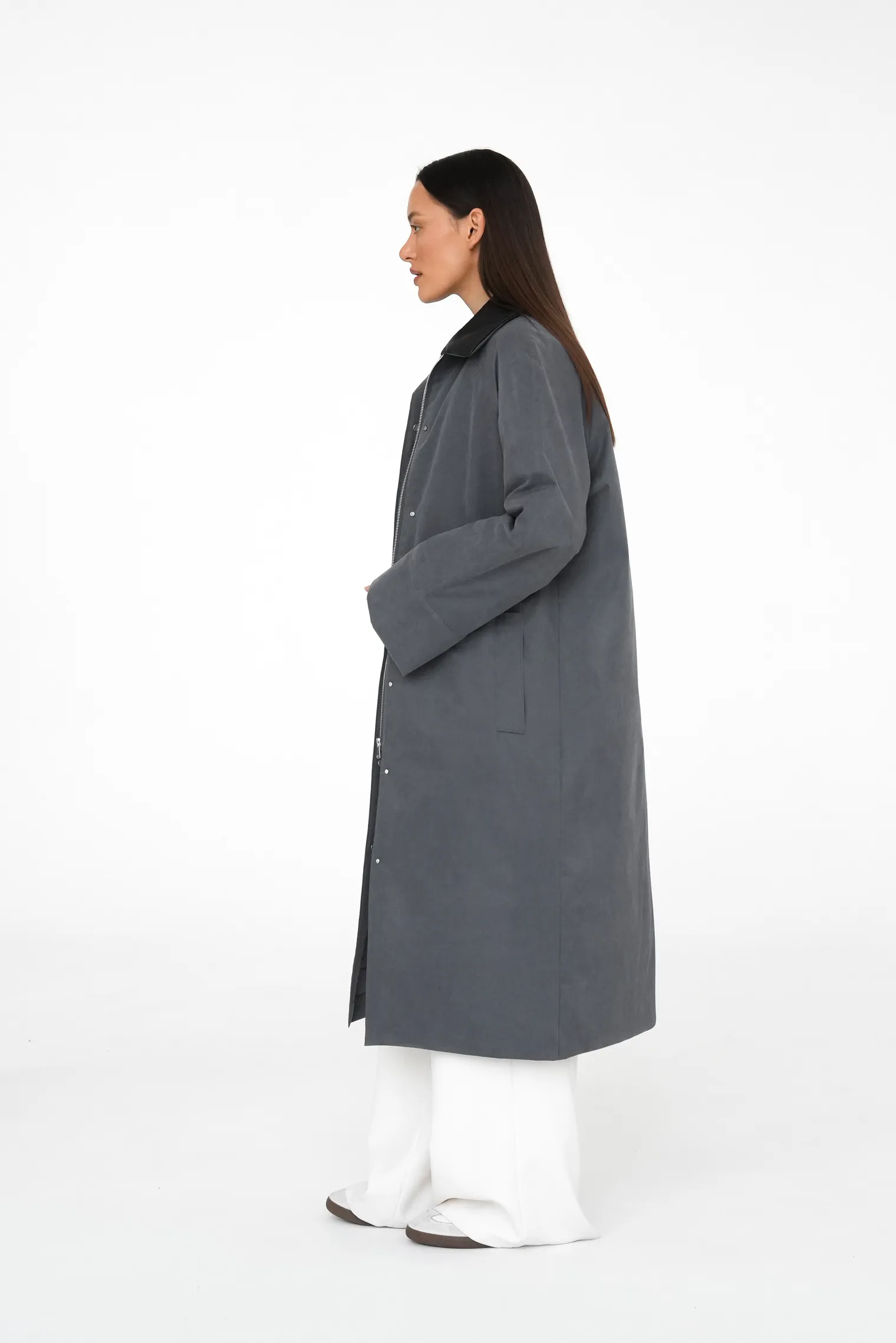 Утеплённый плащ прямого кроя графитового цвета фото 10