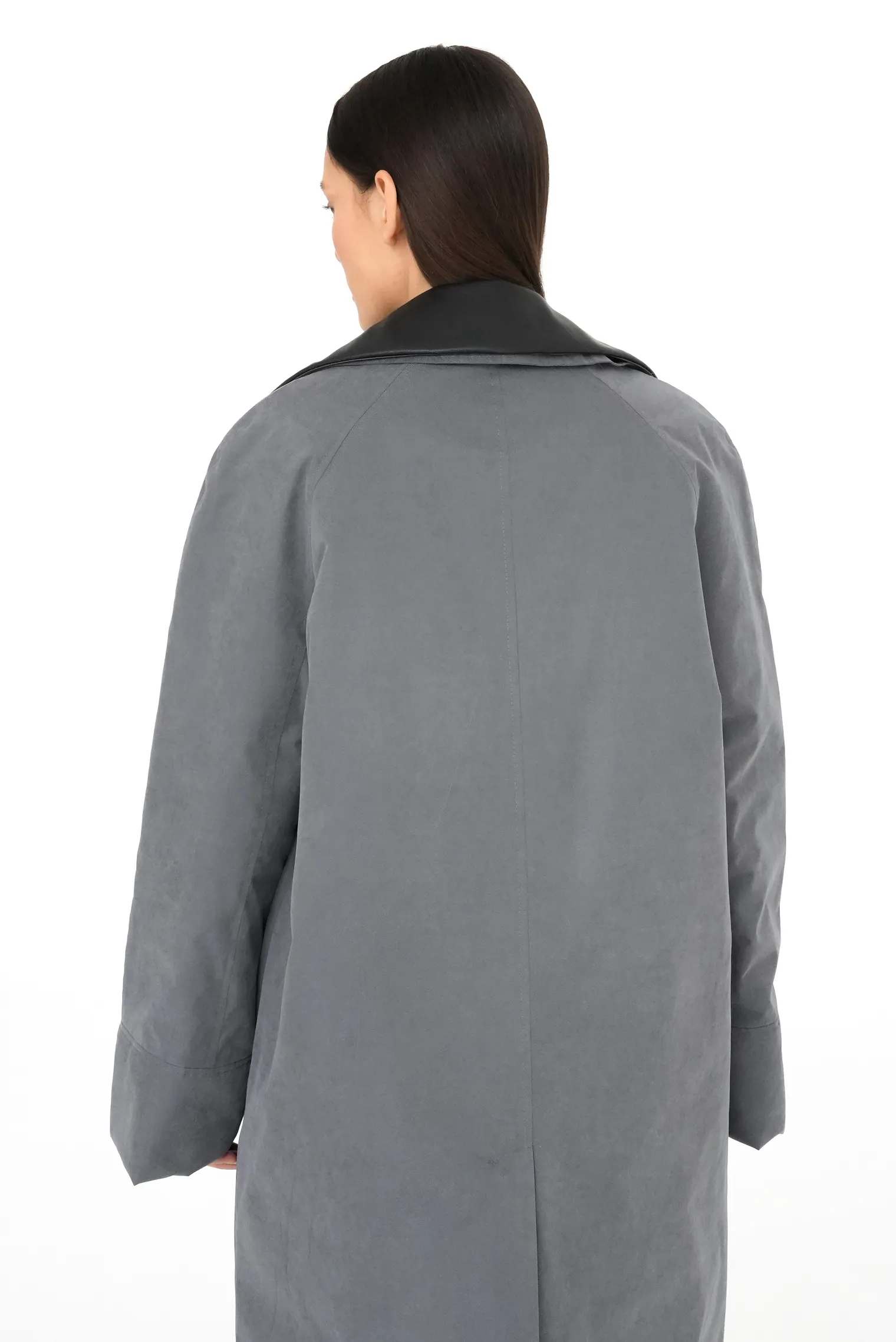 Утеплённый плащ прямого кроя графитового цвета фото 4