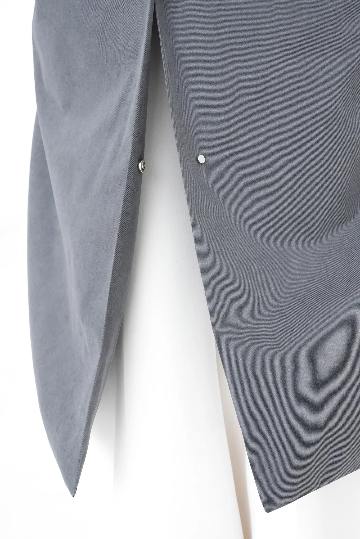 Утеплённый плащ прямого кроя графитового цвета фото 6