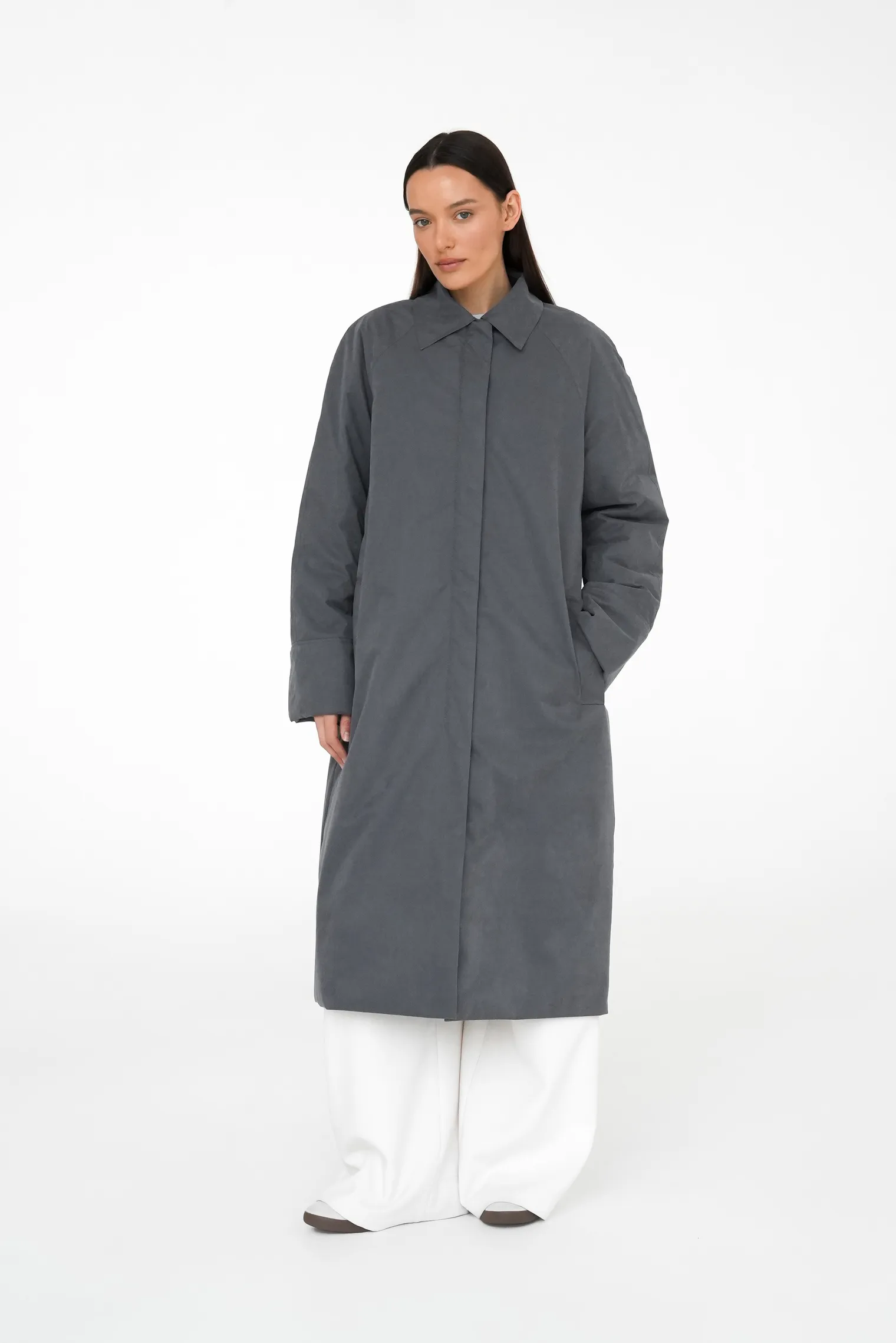 Утеплённый плащ прямого кроя графитового цвета фото 7
