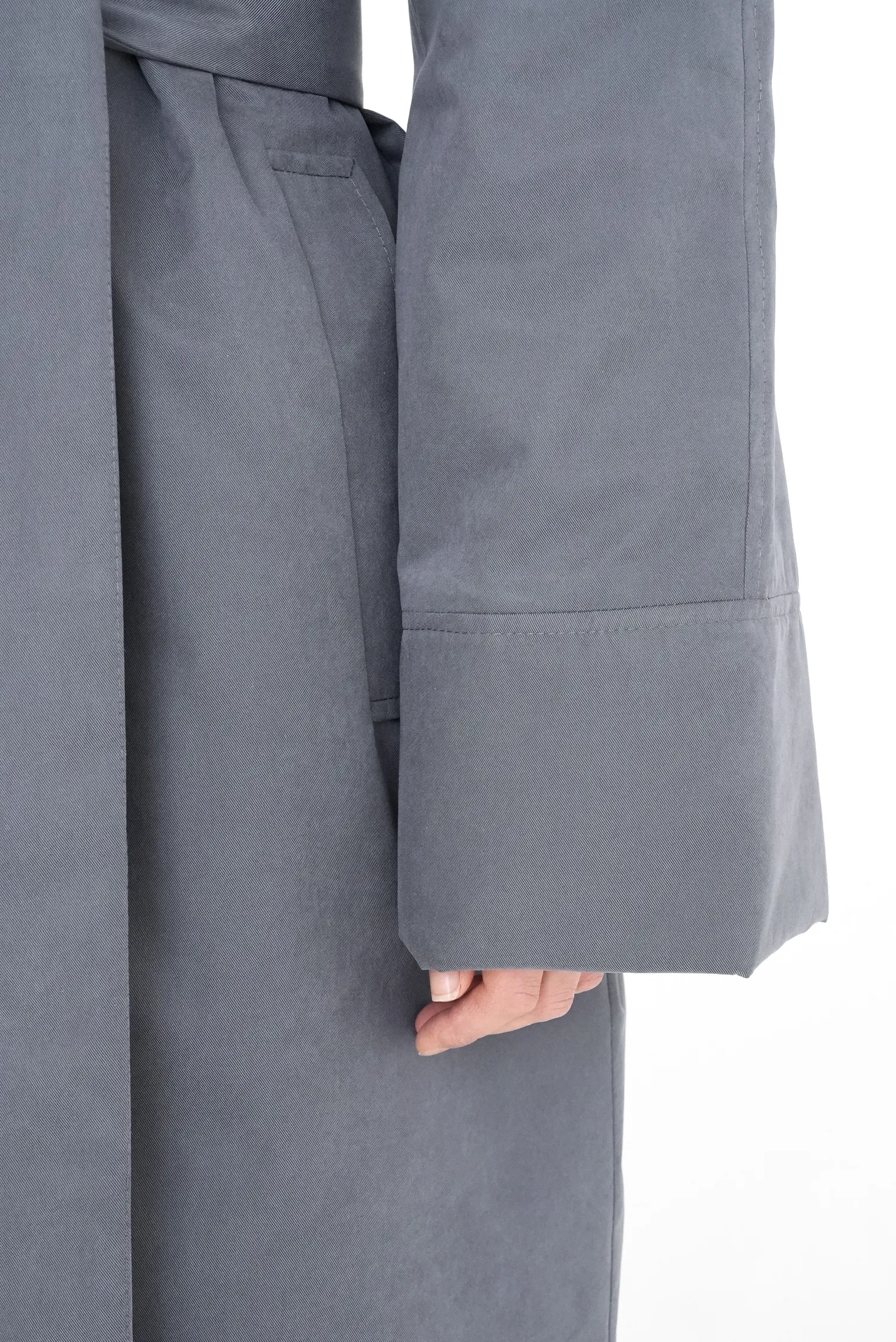 Утеплённый плащ прямого кроя графитового цвета фото 13