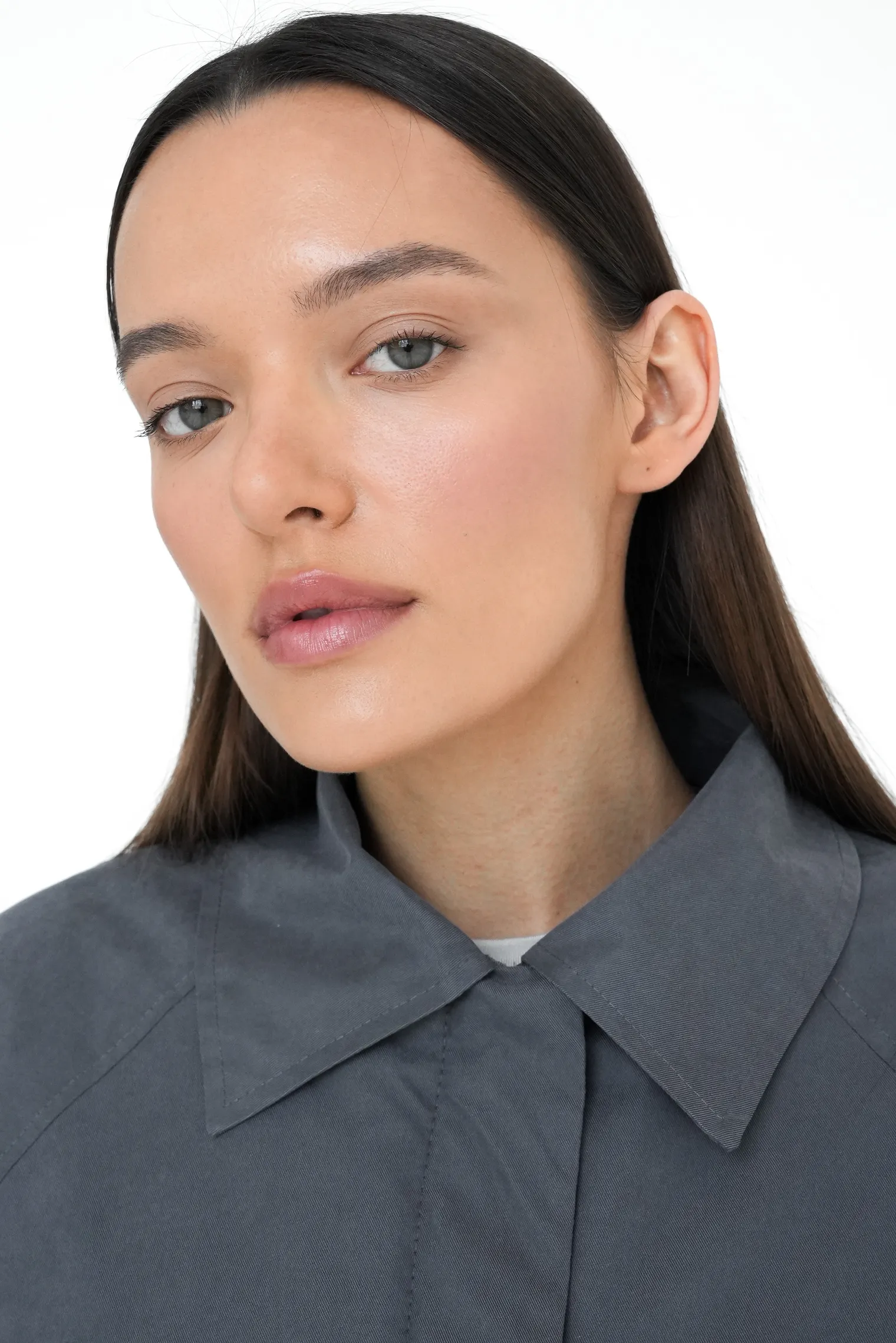 Утеплённый плащ прямого кроя графитового цвета фото 9