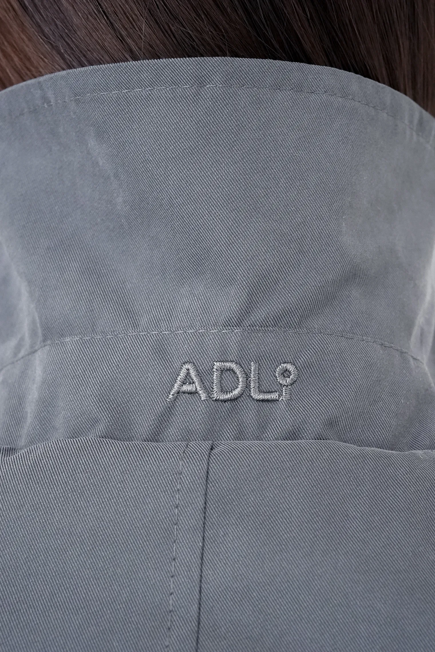 Утеплённый плащ прямого кроя графитового цвета фото 11