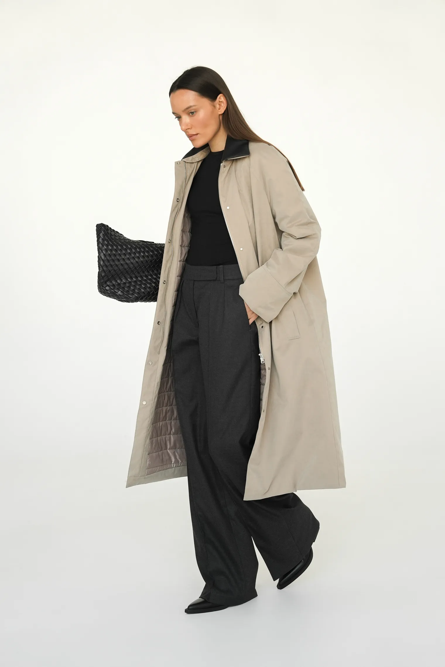 Утеплённый плащ прямого кроя бежевого цвета фото 11