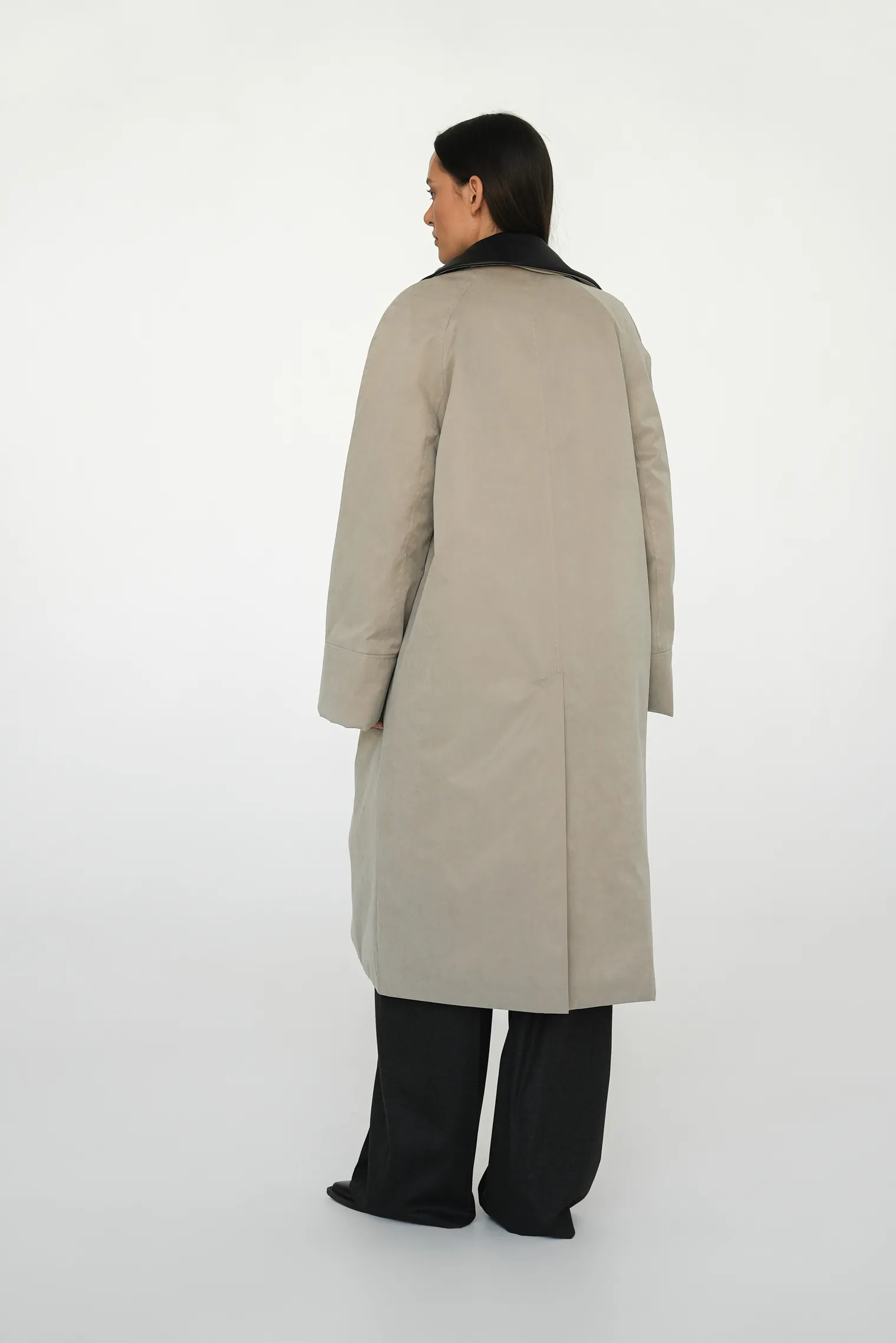 Утеплённый плащ прямого кроя бежевого цвета фото 4