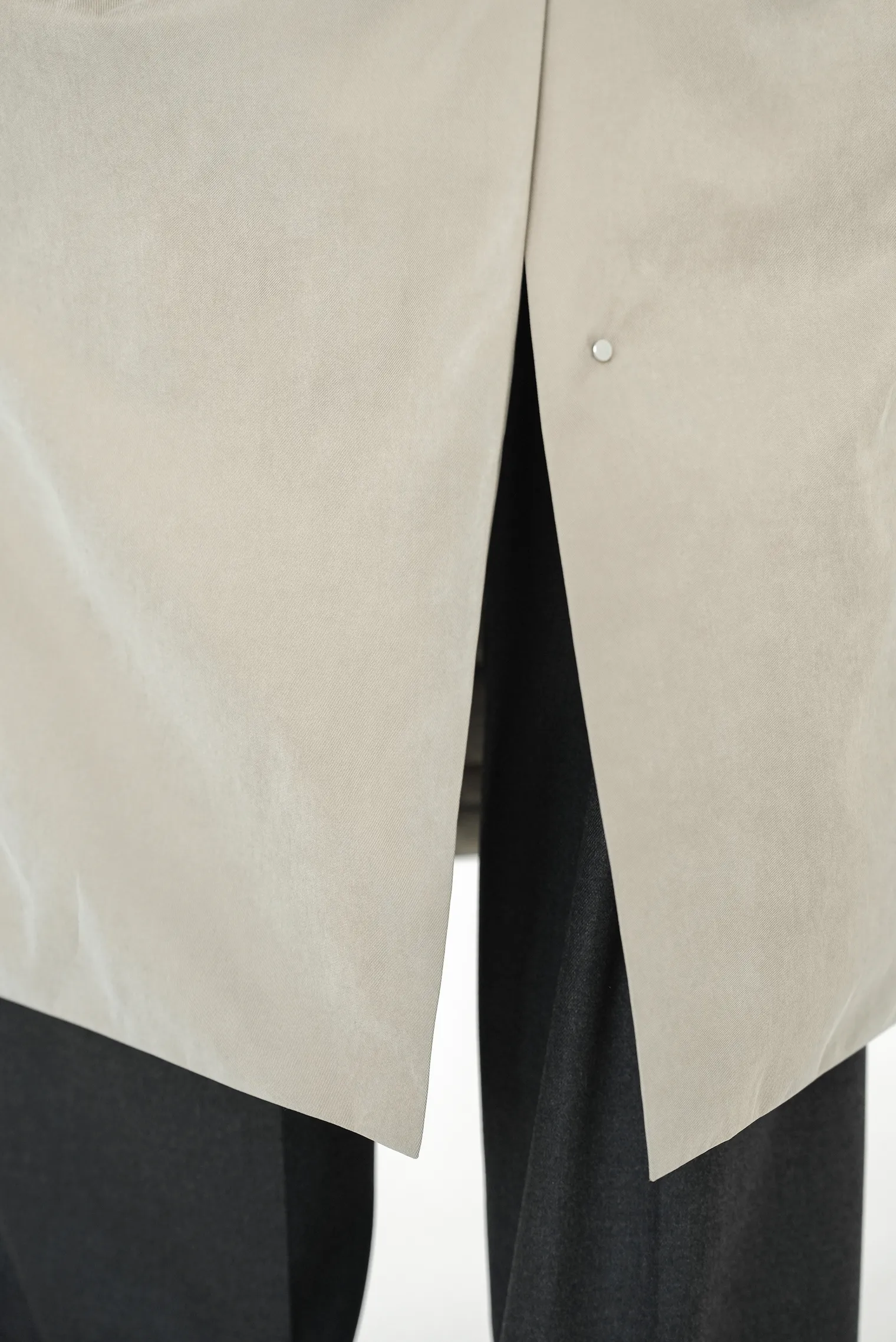 Утеплённый плащ прямого кроя бежевого цвета фото 8