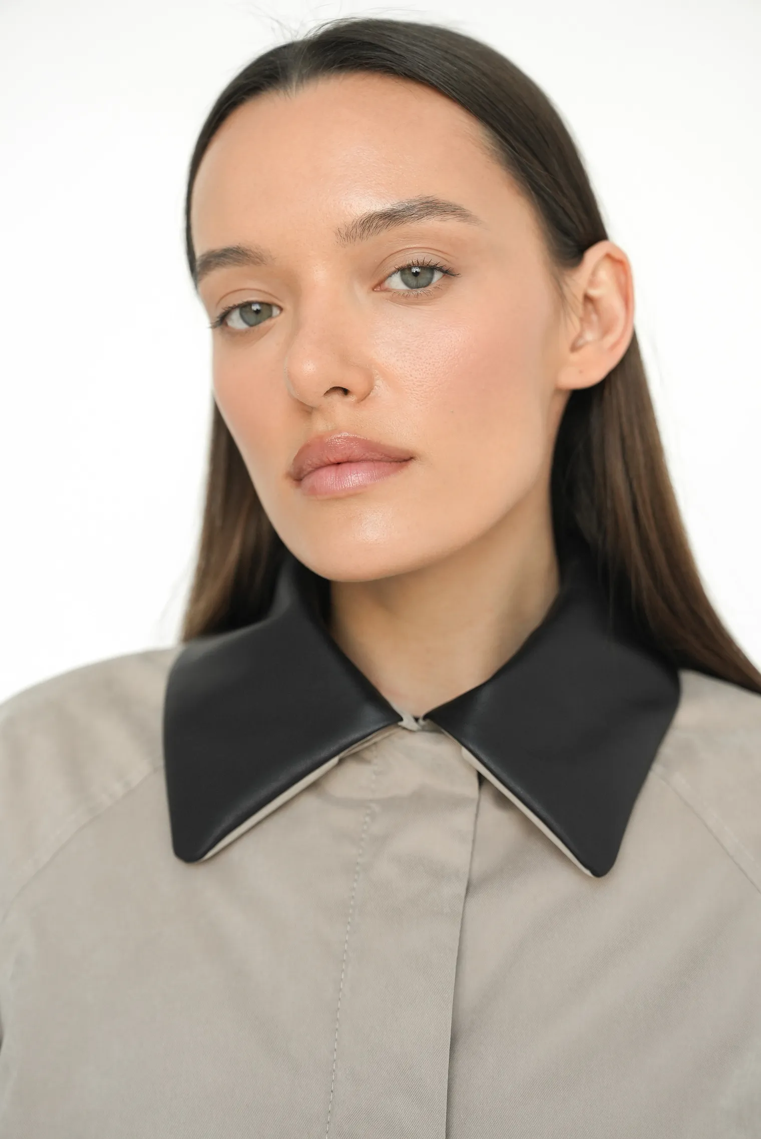 Утеплённый плащ прямого кроя бежевого цвета фото 5