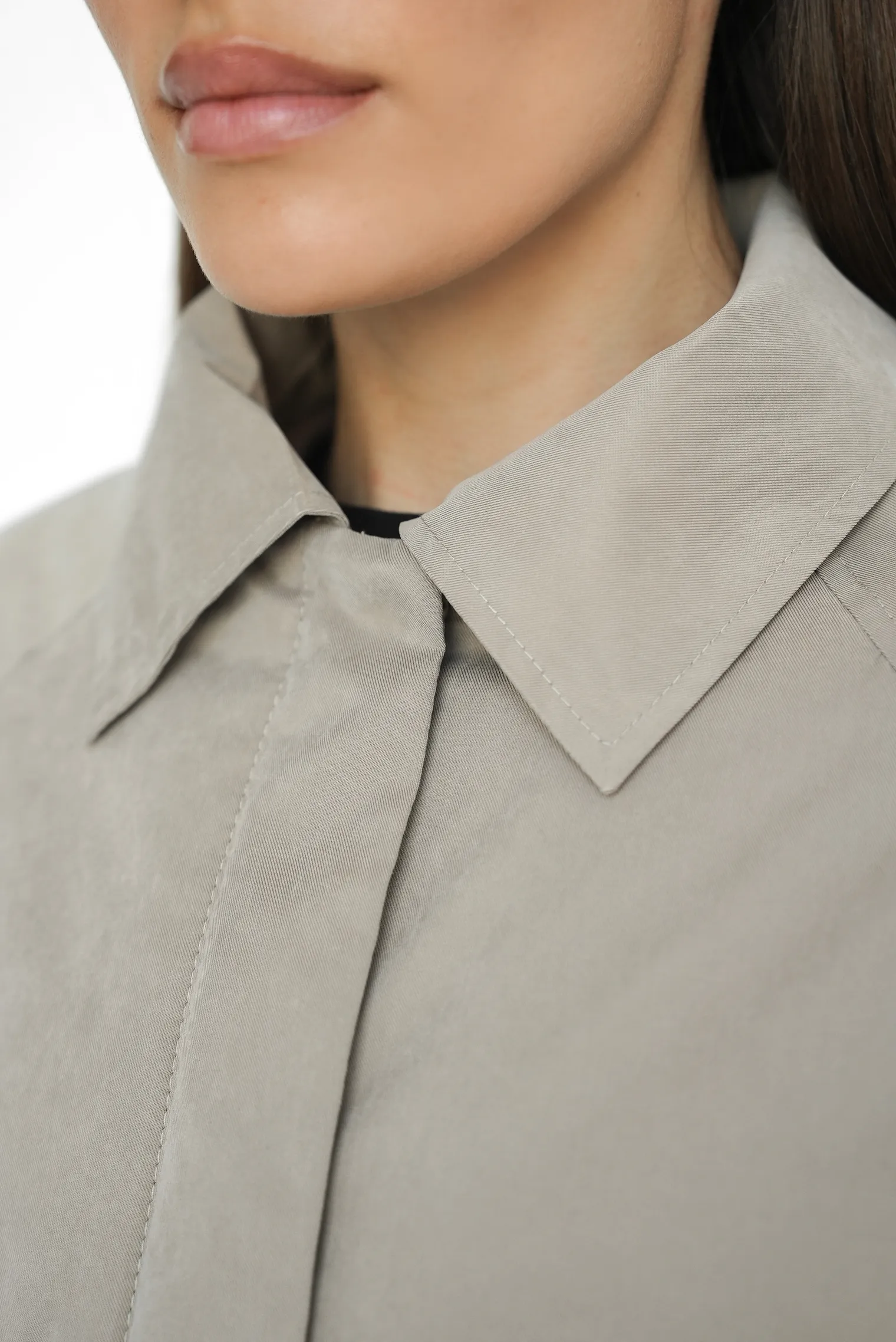 Утеплённый плащ прямого кроя бежевого цвета фото 12