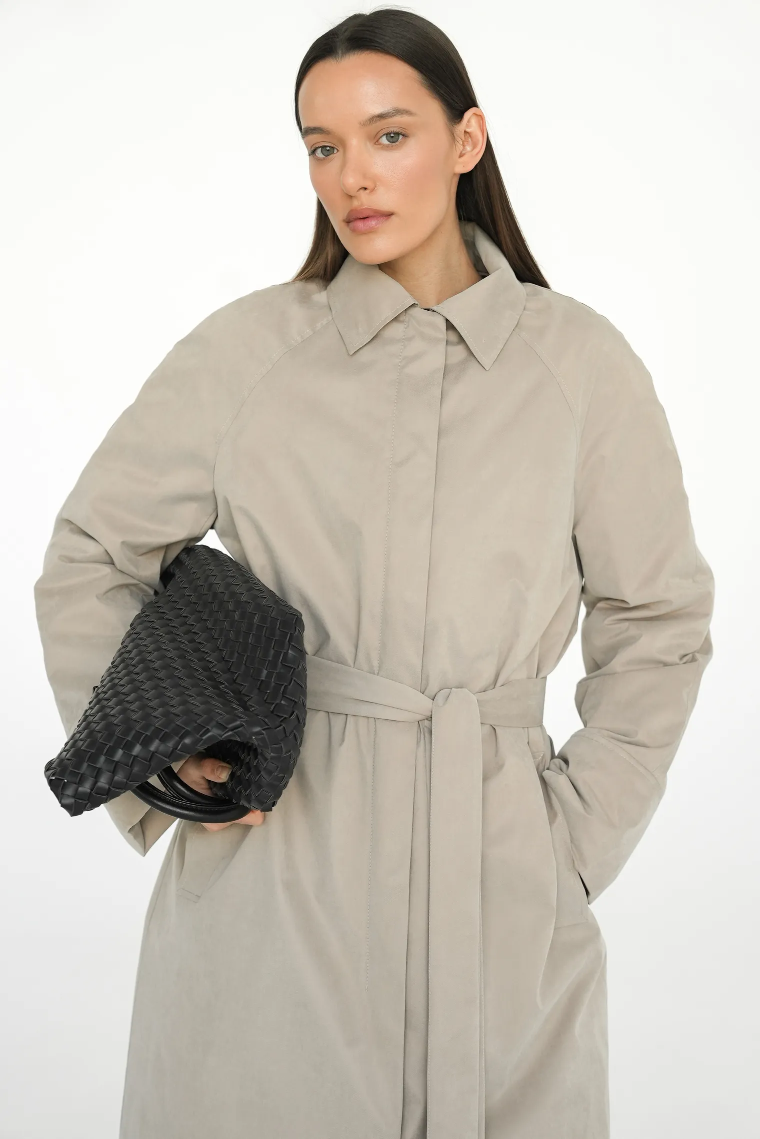 Утеплённый плащ прямого кроя бежевого цвета фото 9