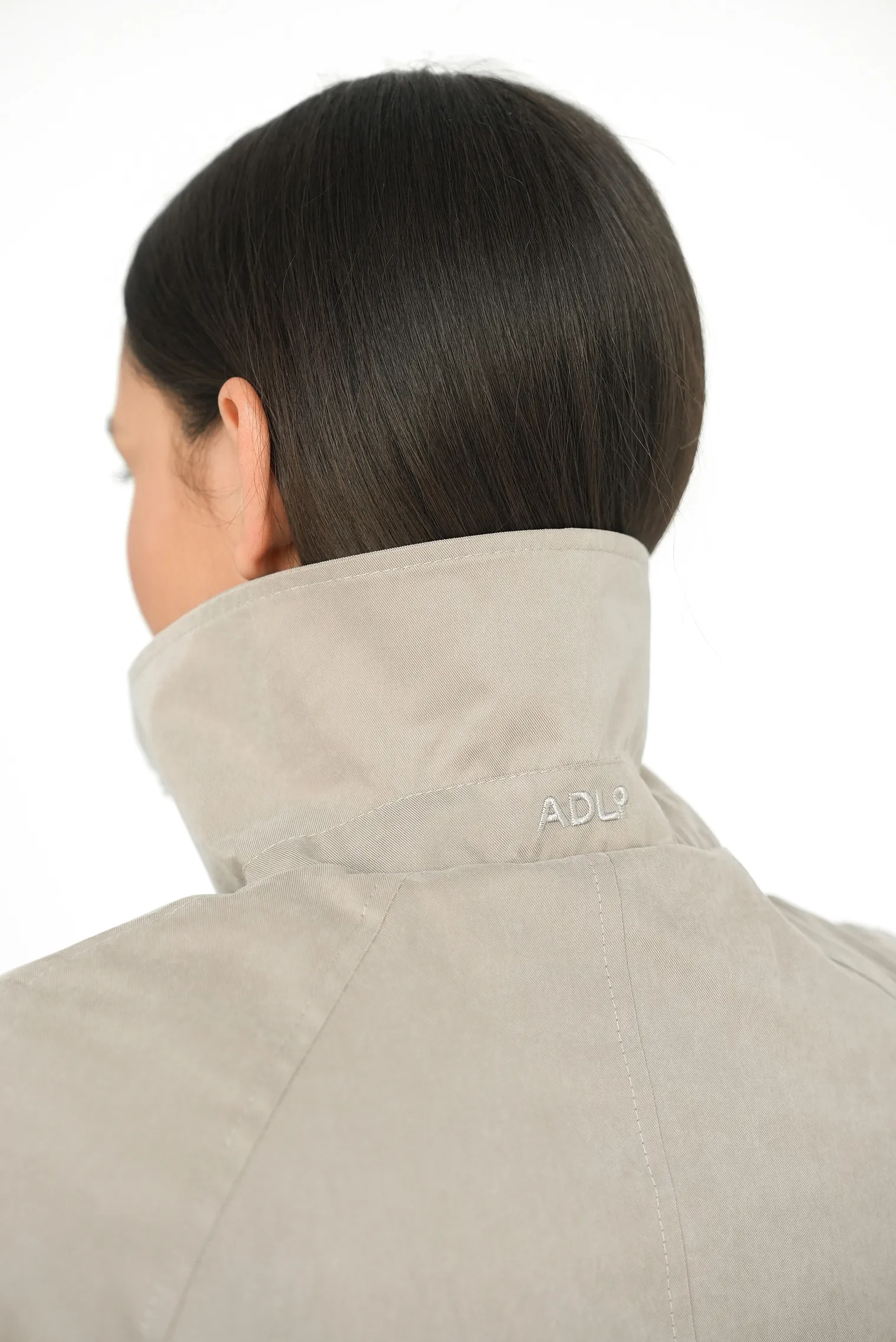 Утеплённый плащ прямого кроя бежевого цвета фото 2