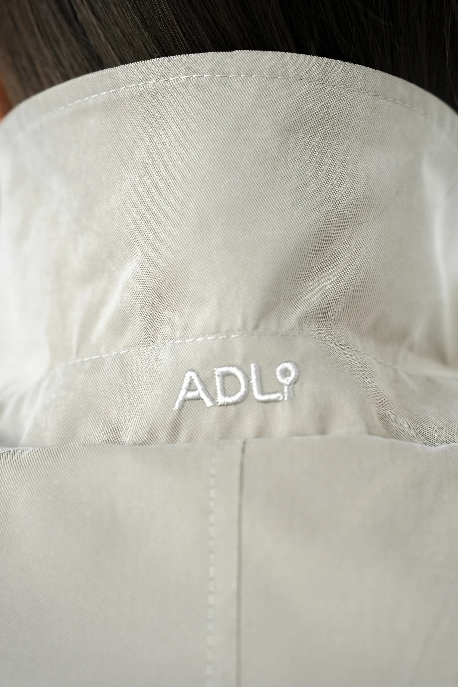 Утеплённый плащ прямого кроя бежевого цвета фото 13