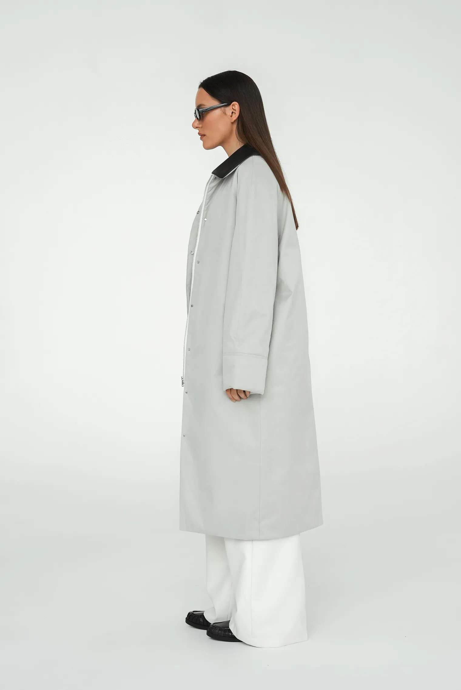 Утеплённый плащ прямого кроя кремового цвета фото 7