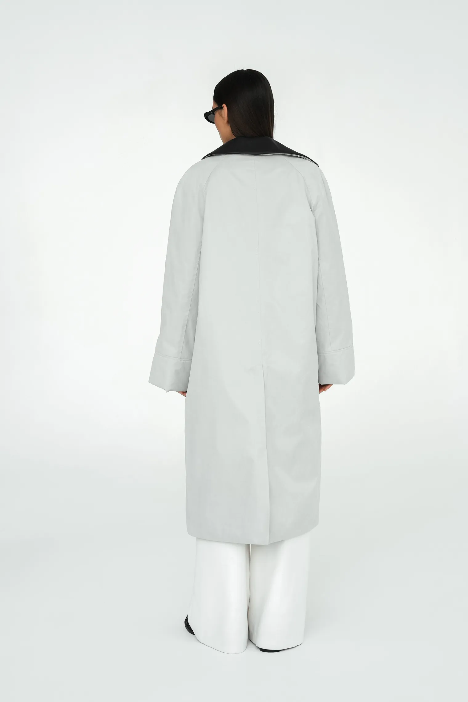 Утеплённый плащ прямого кроя кремового цвета фото 4