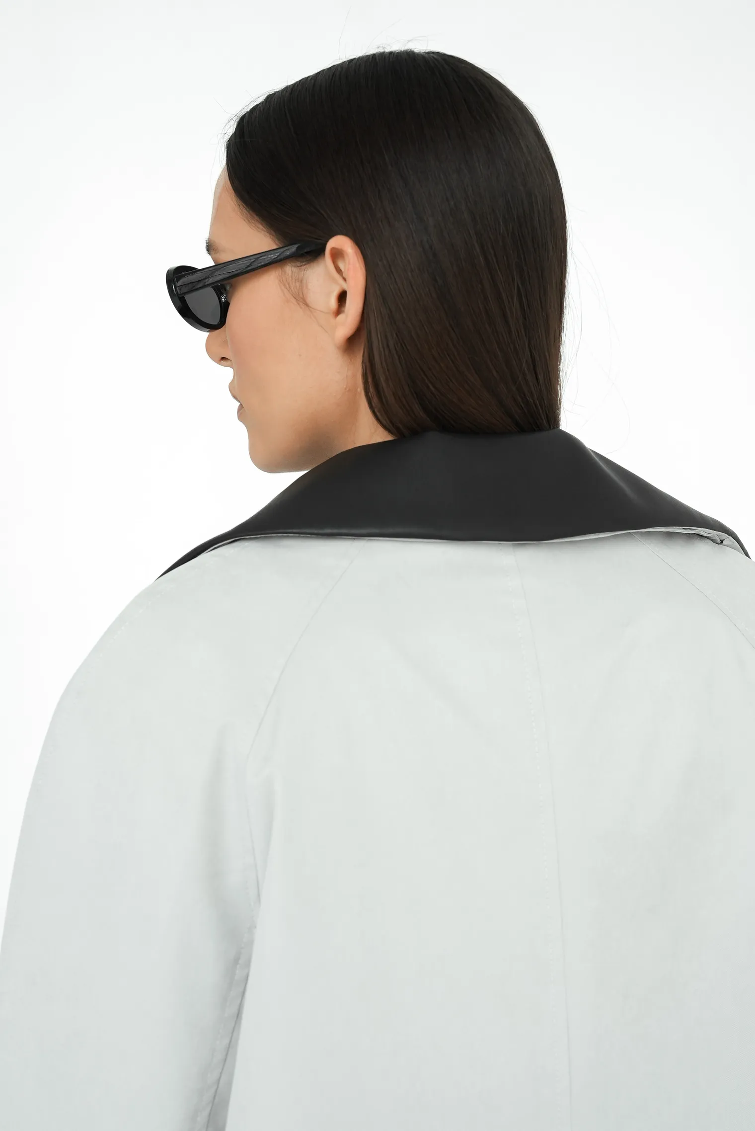 Утеплённый плащ прямого кроя кремового цвета фото 13