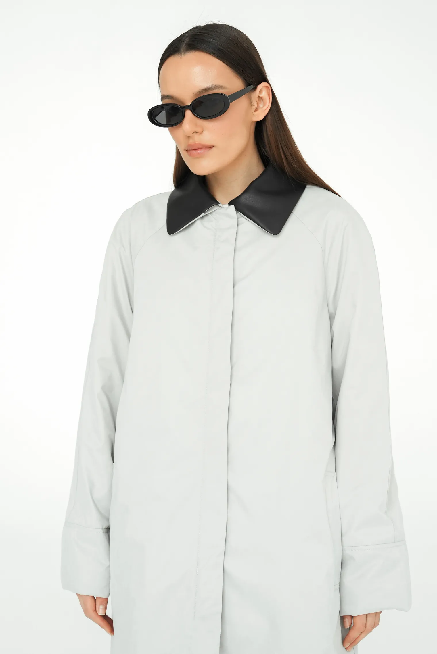 Утеплённый плащ прямого кроя кремового цвета фото 12