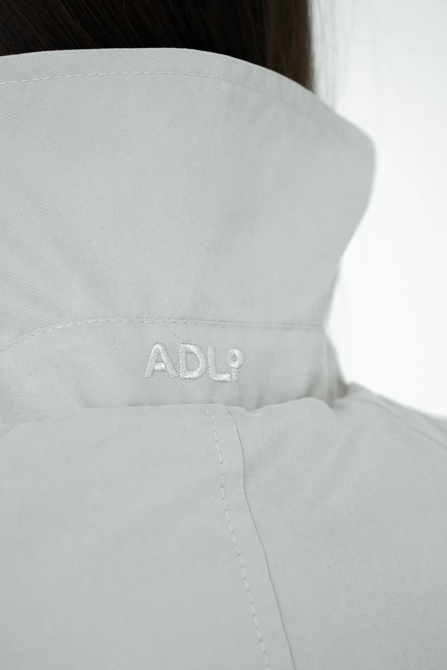 Утеплённый плащ прямого кроя кремового цвета фото 14