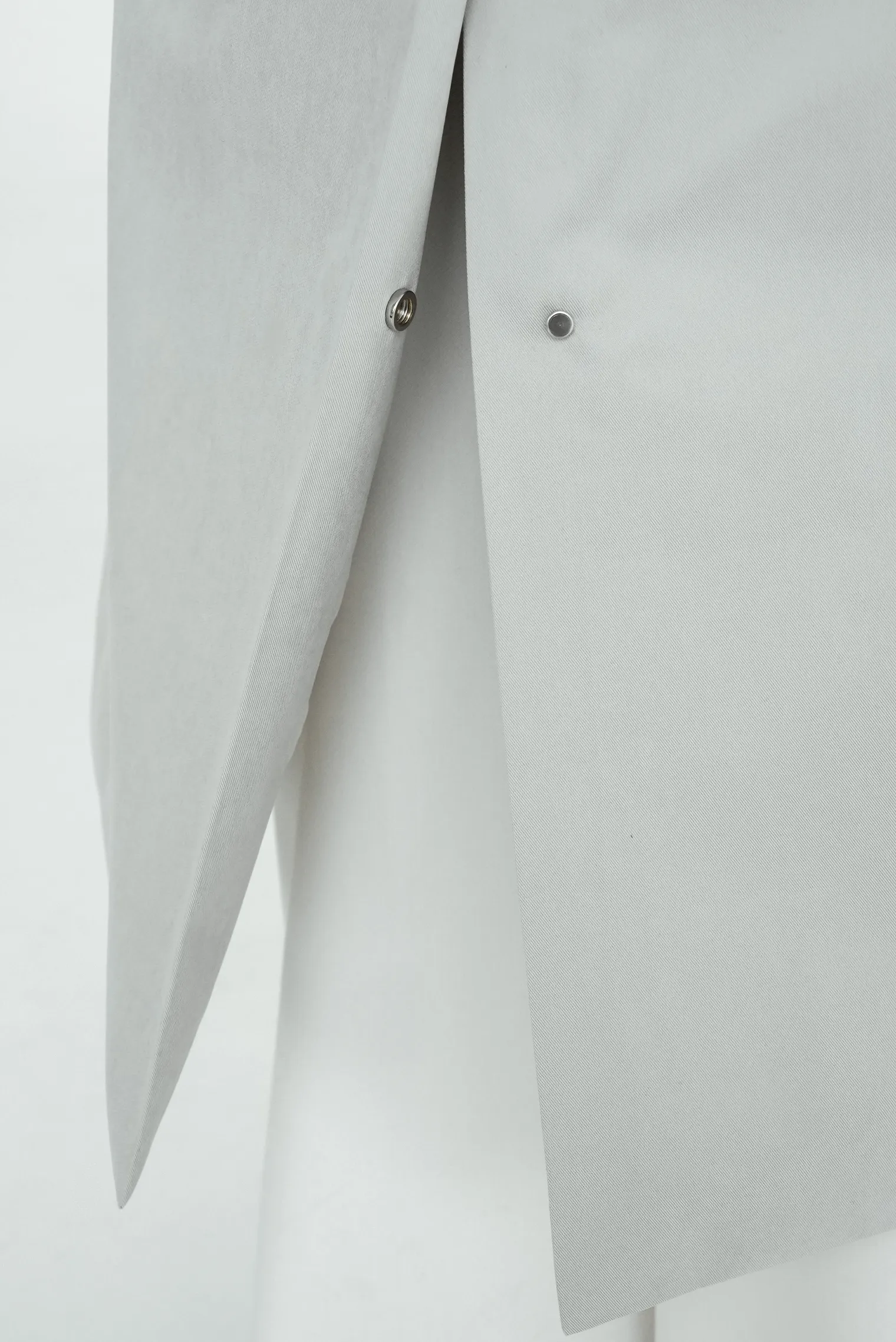 Утеплённый плащ прямого кроя кремового цвета фото 5