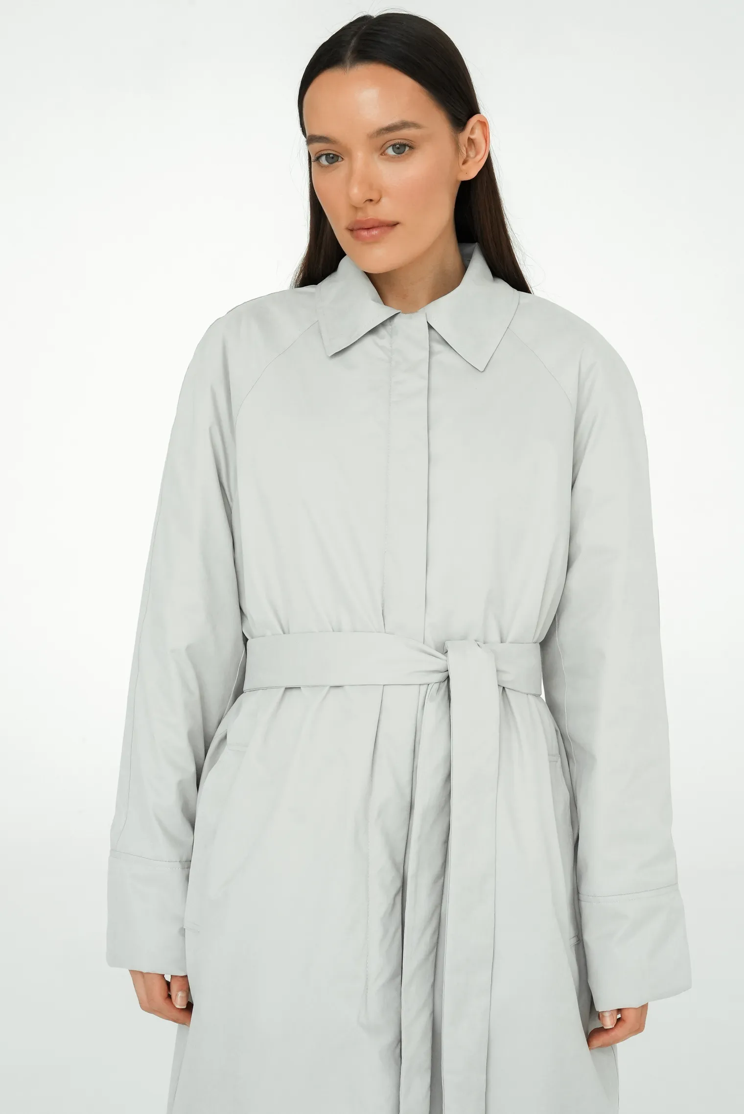 Утеплённый плащ прямого кроя кремового цвета фото 9