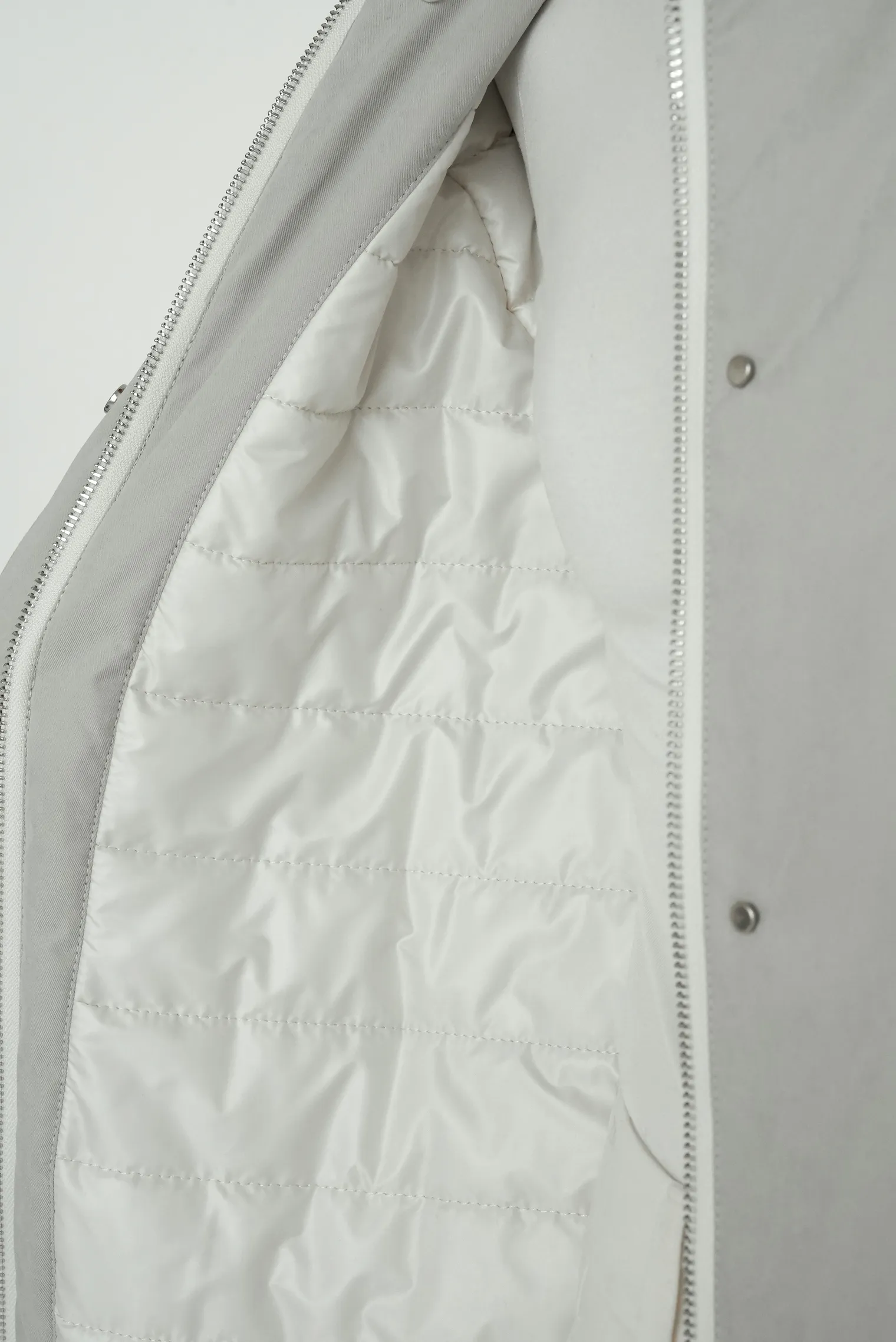 Утеплённый плащ прямого кроя кремового цвета фото 8