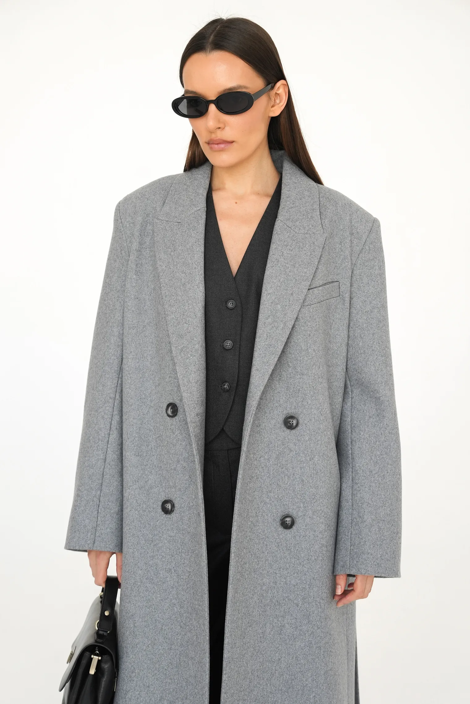 Пальто двубортное с втачным рукавом, с поясом пепельного цвета фото 13