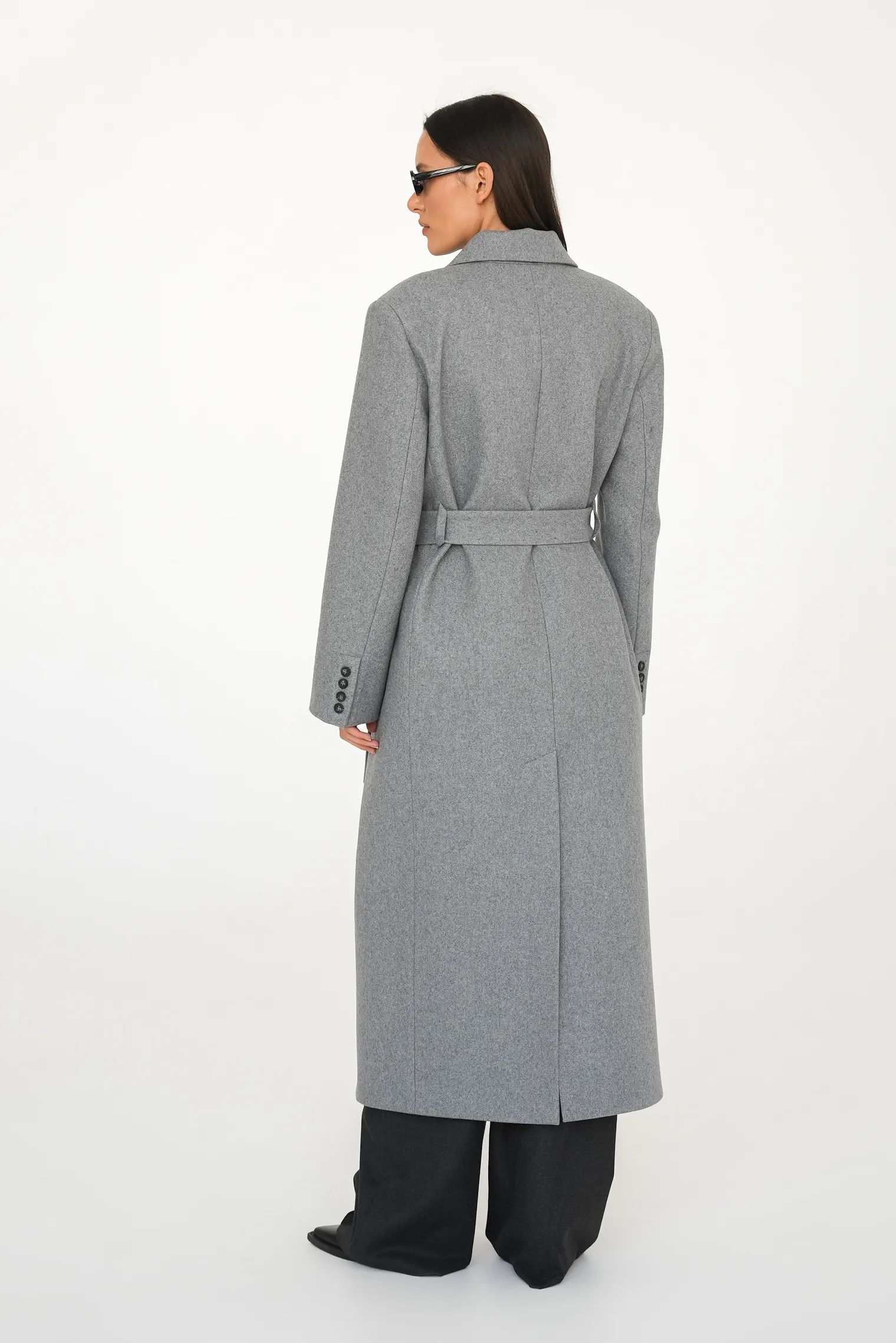 Пальто двубортное с втачным рукавом, с поясом пепельного цвета фото 4
