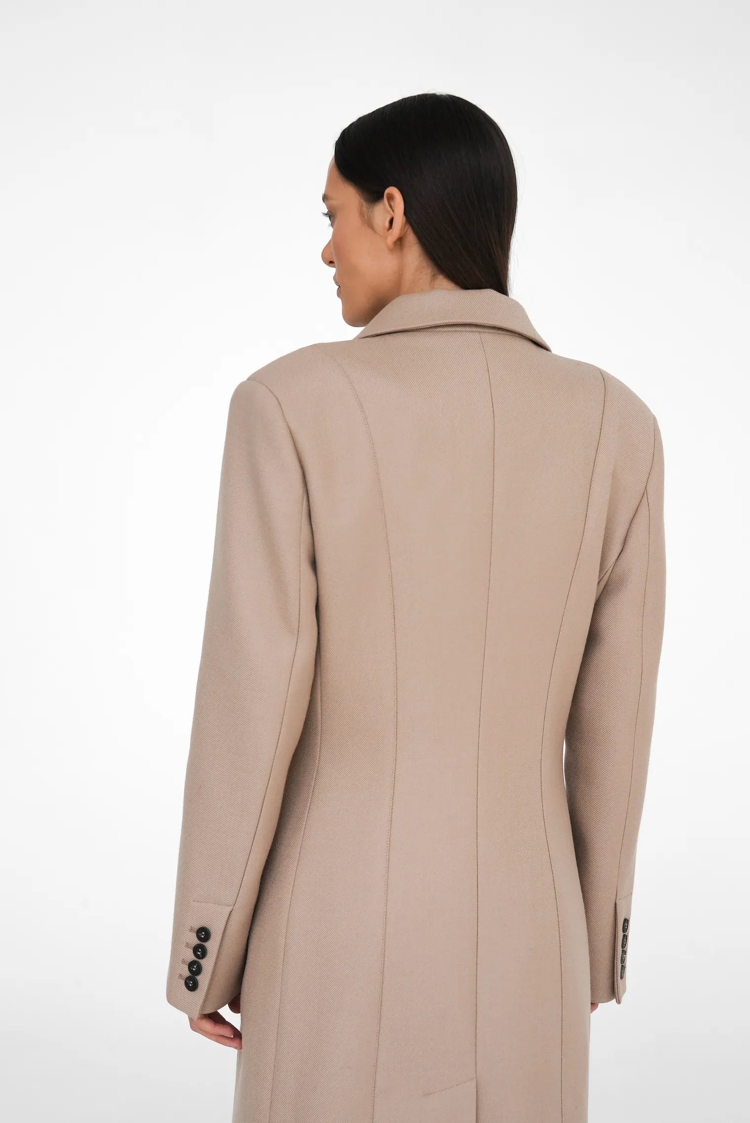 Пальто двубортное приталенное бежевого цвета фото 14