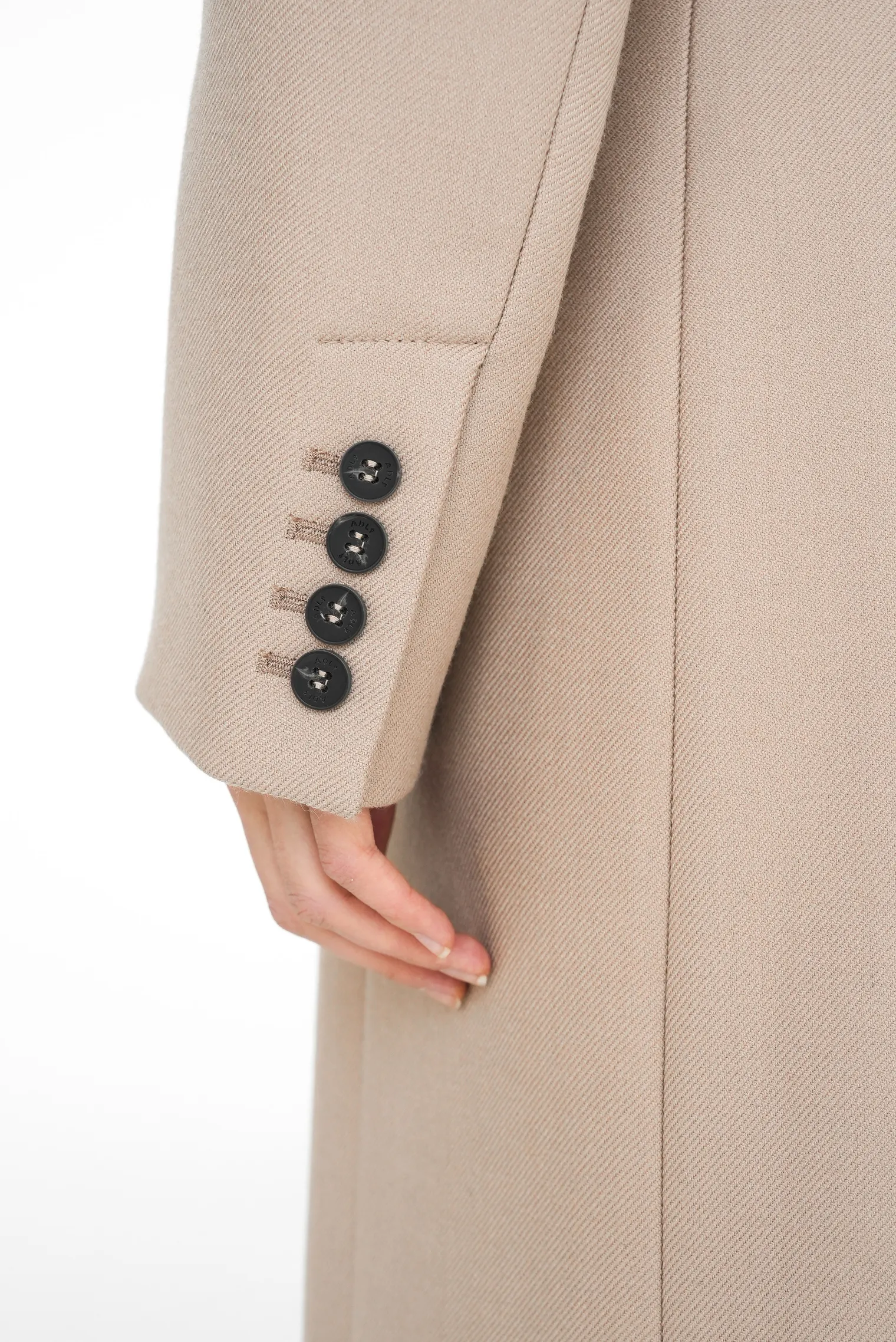 Пальто двубортное приталенное бежевого цвета фото 13