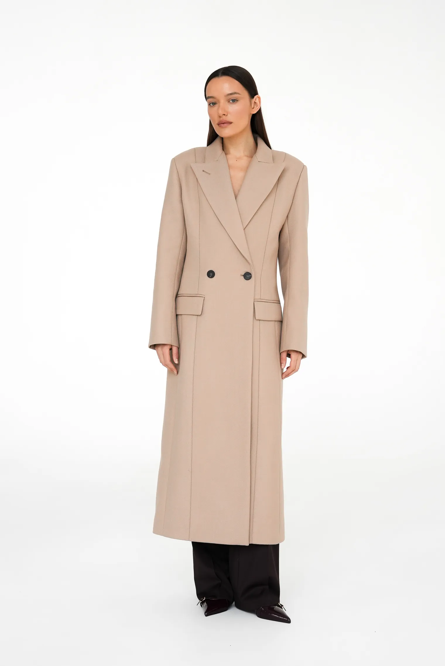 Пальто двубортное приталенное бежевого цвета фото 12