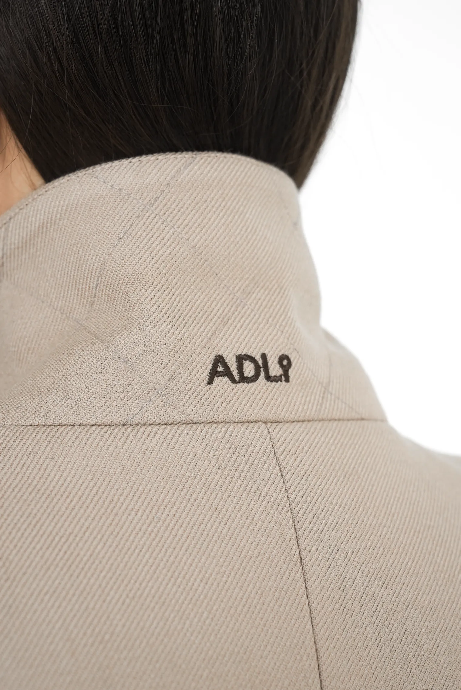 Пальто двубортное приталенное бежевого цвета фото 2