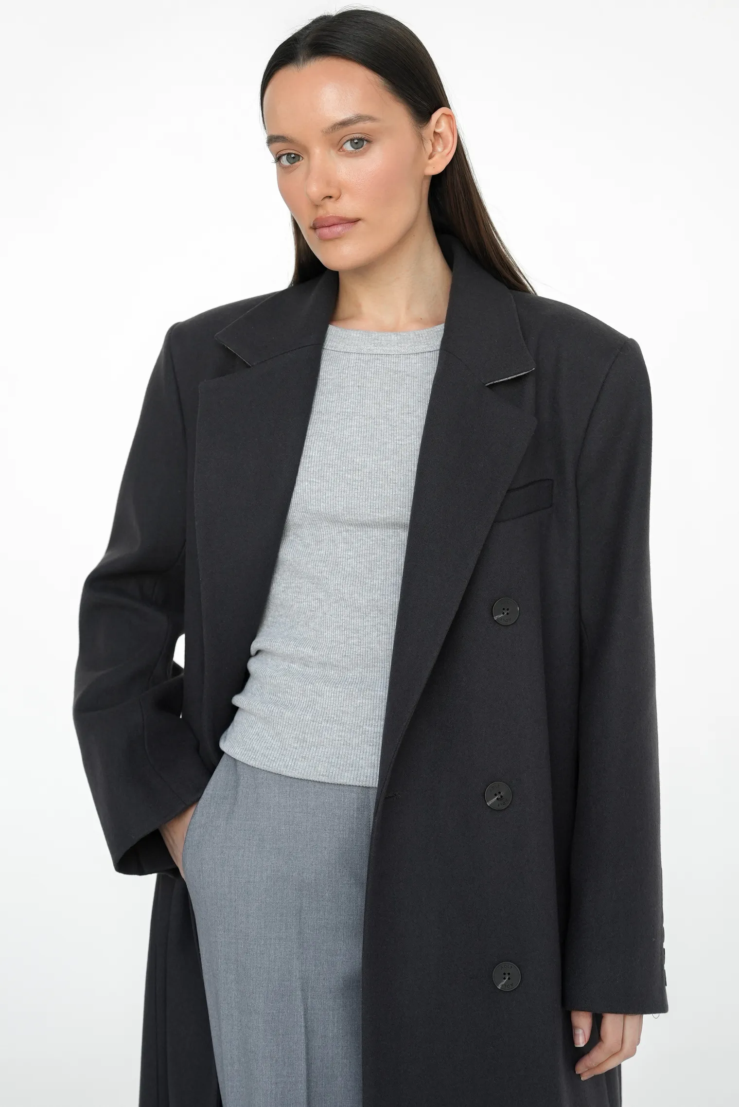 Пальто двубортное с втачным рукавом с поясом трюфельного цвета фото 7