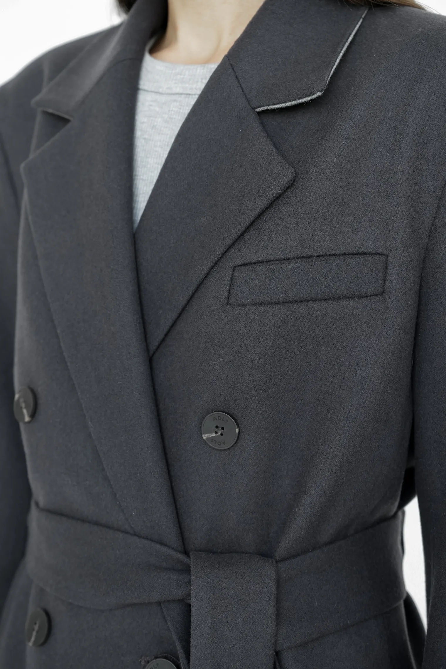 Пальто двубортное с втачным рукавом с поясом трюфельного цвета фото 5