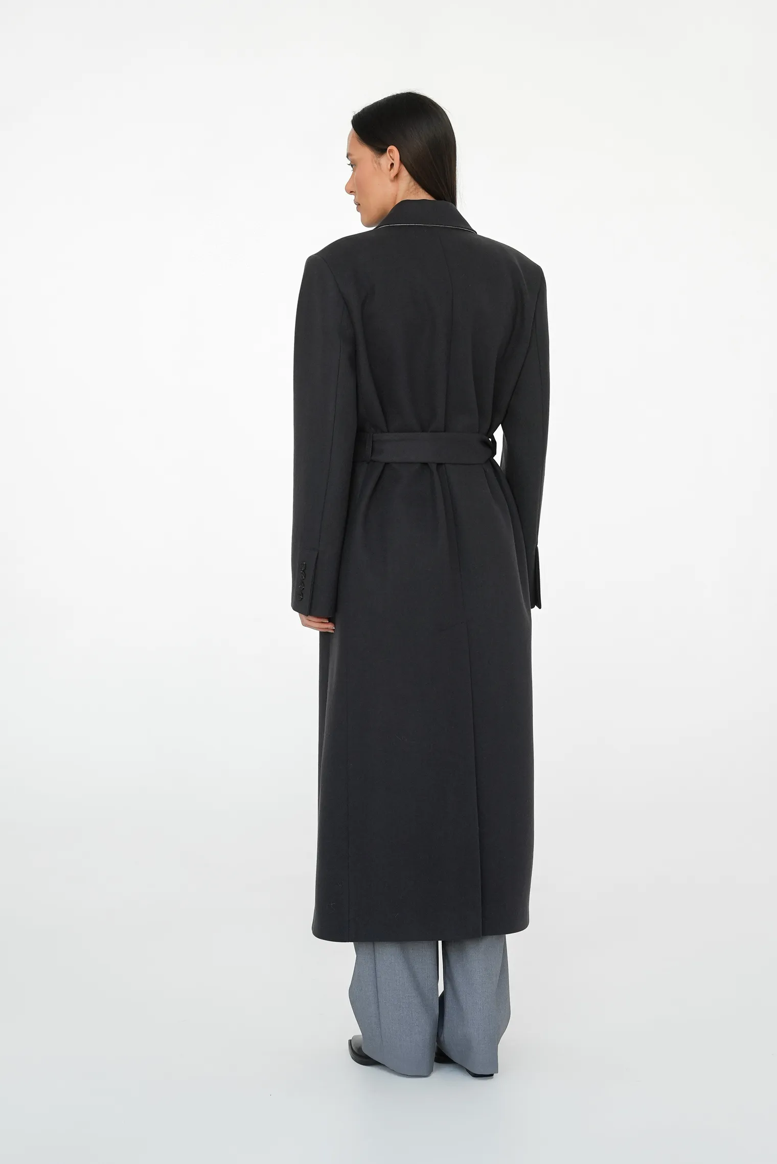 Пальто двубортное с втачным рукавом с поясом трюфельного цвета фото 4