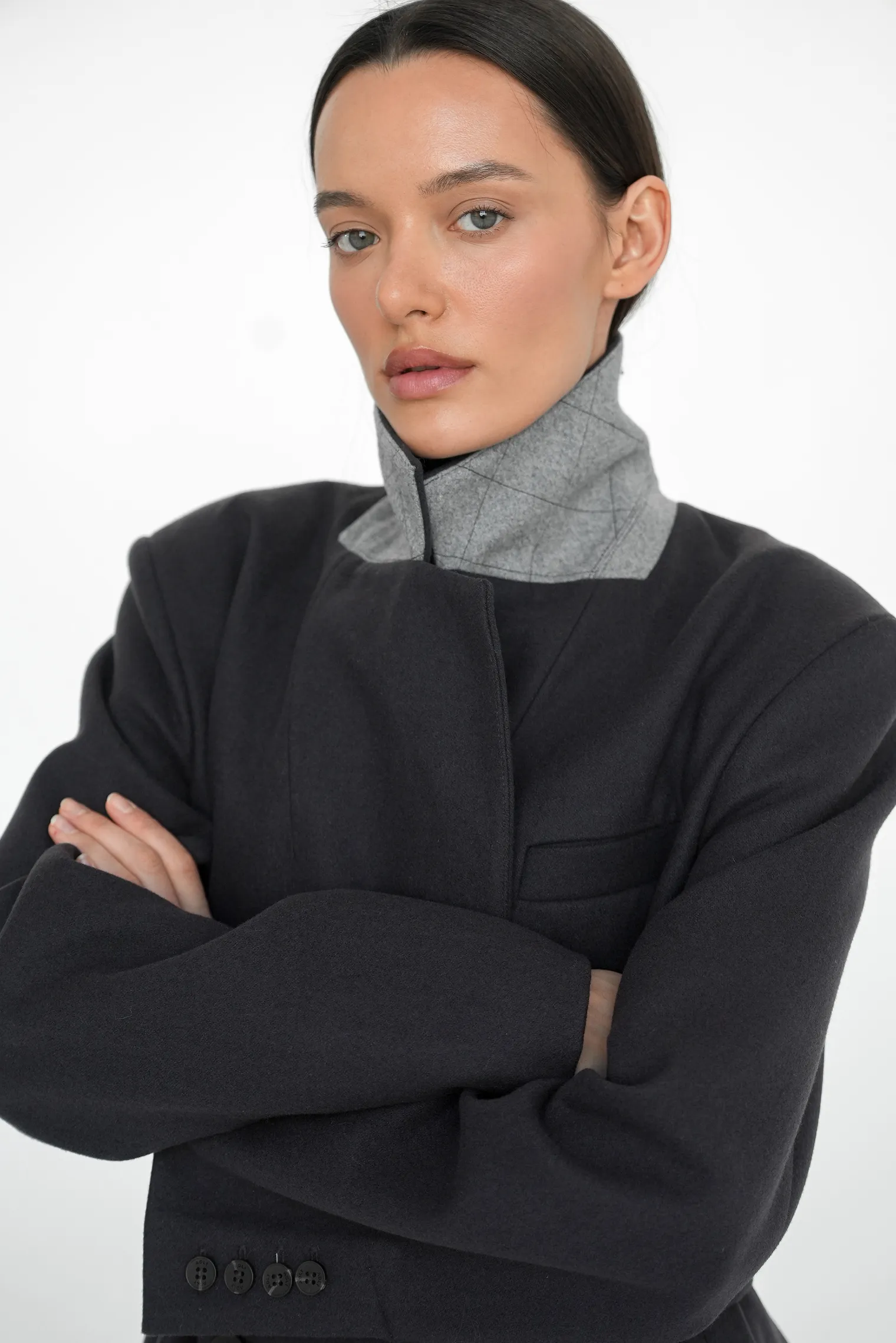 Пальто двубортное с втачным рукавом с поясом трюфельного цвета фото 2