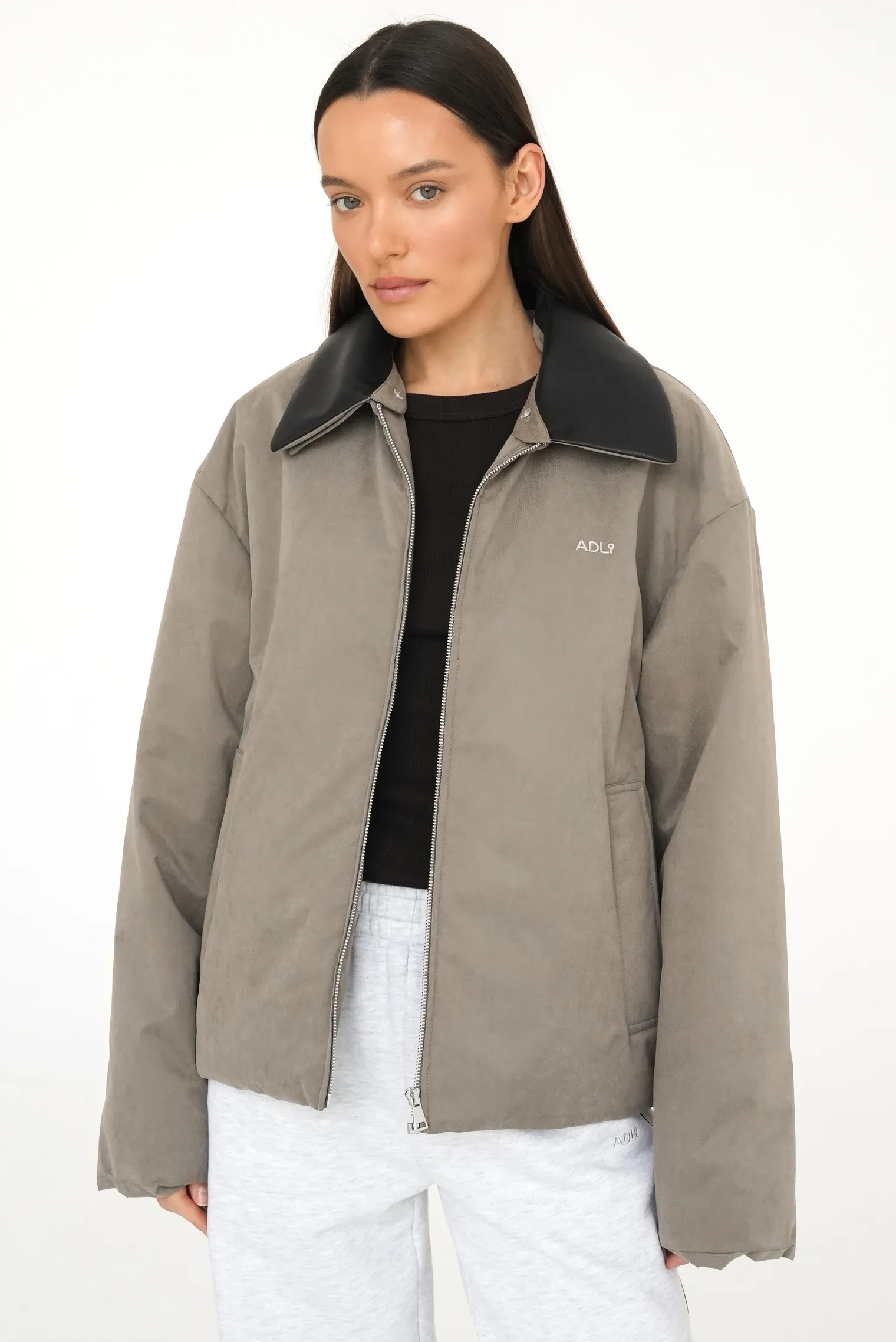 Бомбер прямого кроя со съёмным воротником цвета полынь фото 3