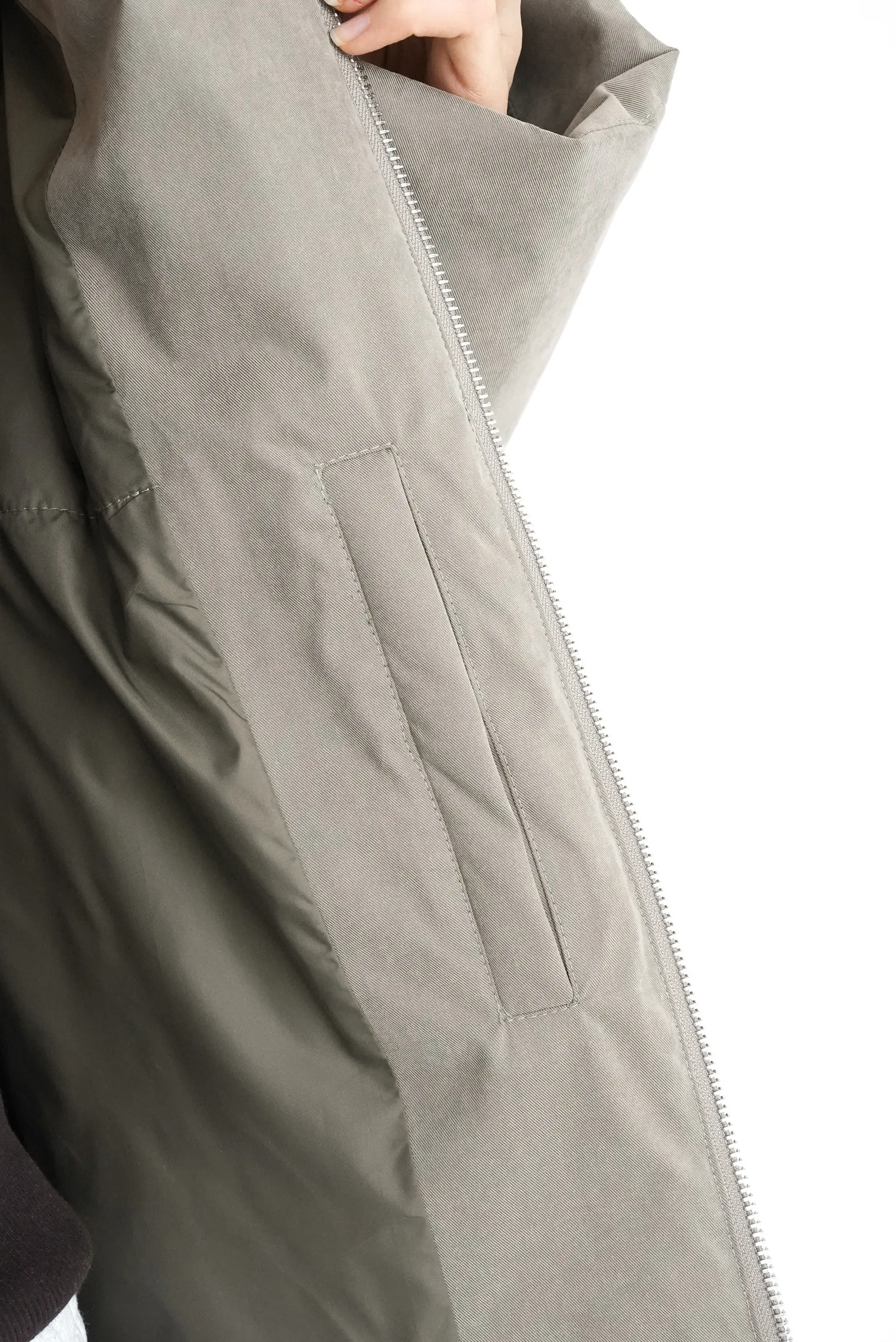 Бомбер прямого кроя со съёмным воротником цвета полынь фото 8