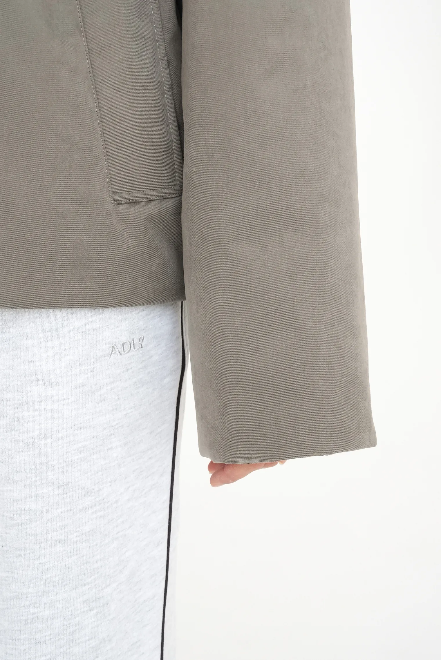 Бомбер прямого кроя со съёмным воротником цвета полынь фото 13