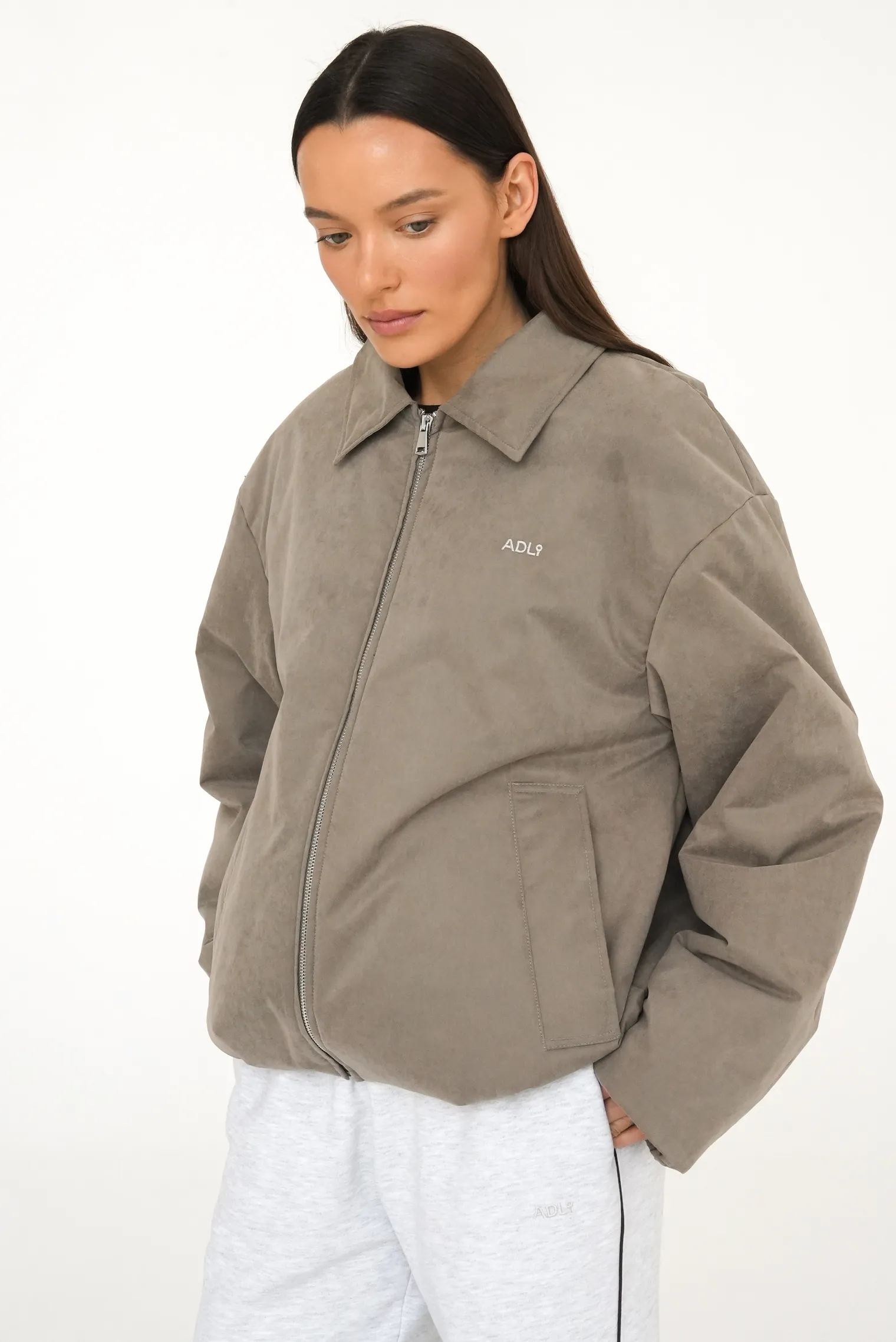 Бомбер прямого кроя со съёмным воротником цвета полынь фото 12