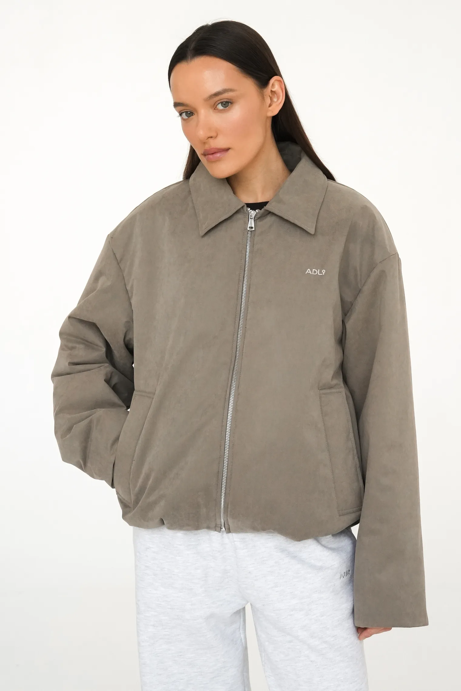 Бомбер прямого кроя со съёмным воротником цвета полынь фото 6