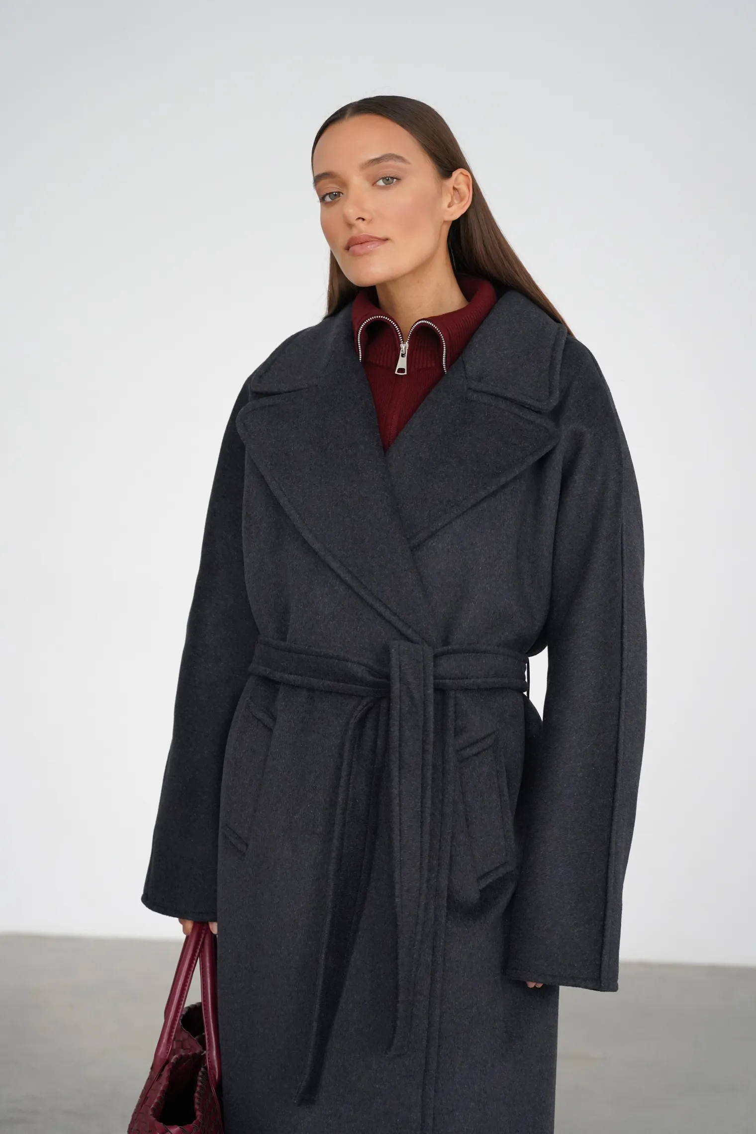 Зимнее пальто-халат с цельнокройным рукавом тёмно-серого цвета фото 5