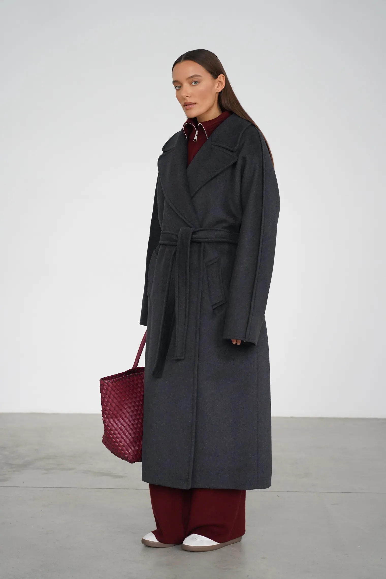 Зимнее пальто-халат с цельнокройным рукавом тёмно-серого цвета фото 3