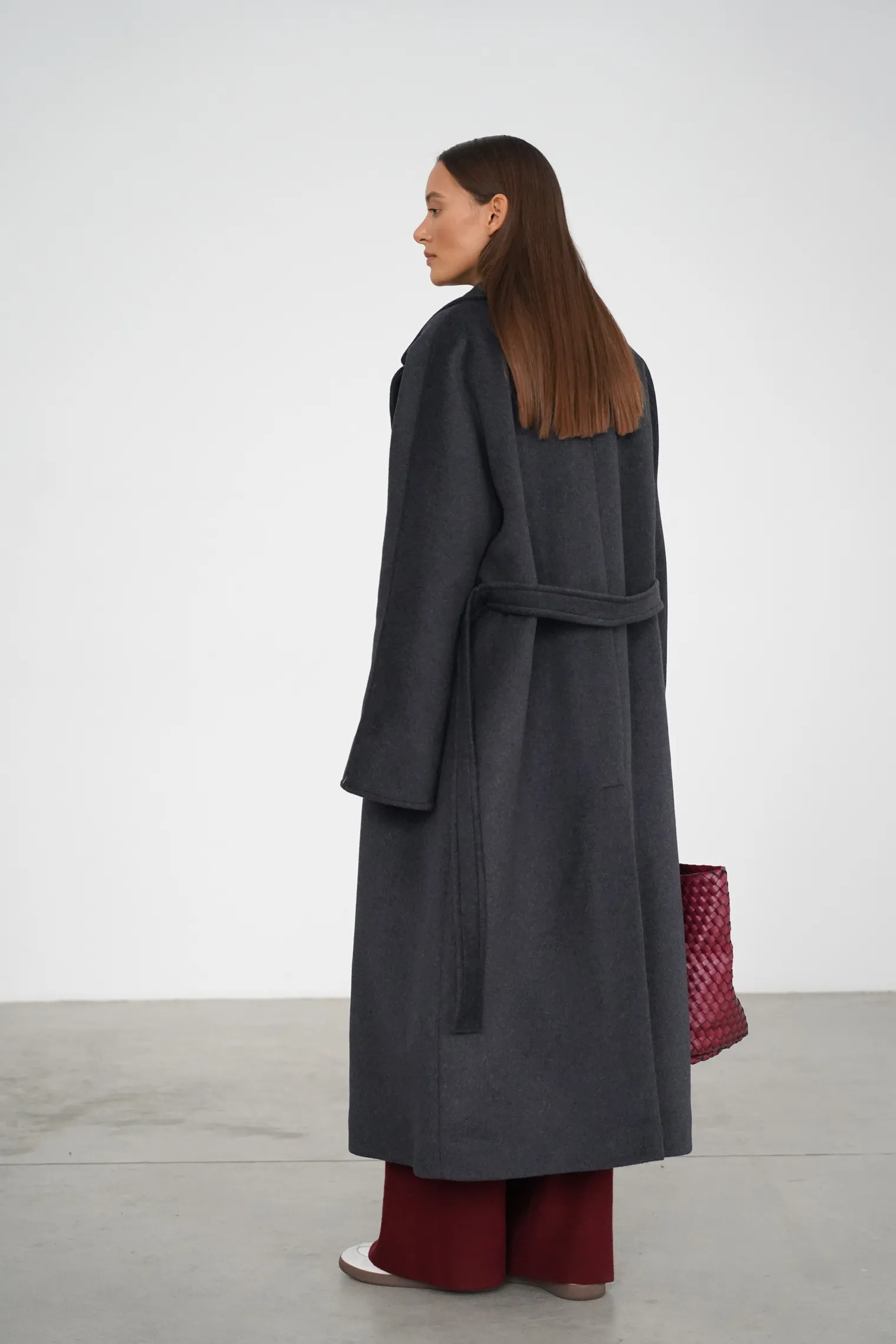 Зимнее пальто-халат с цельнокройным рукавом тёмно-серого цвета фото 4