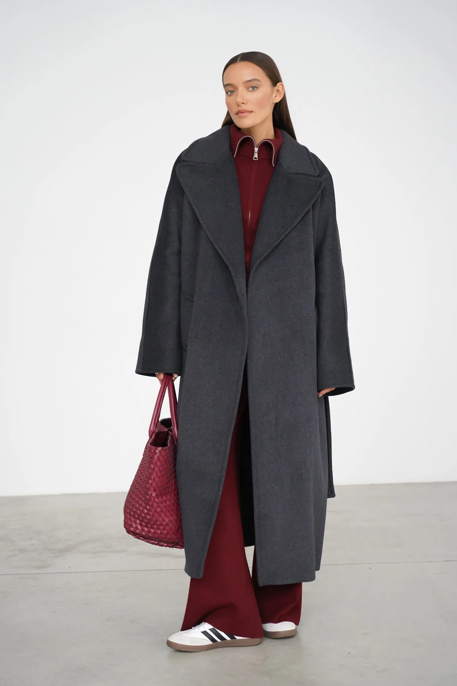 Зимнее пальто-халат с цельнокройным рукавом тёмно-серого цвета фото 1